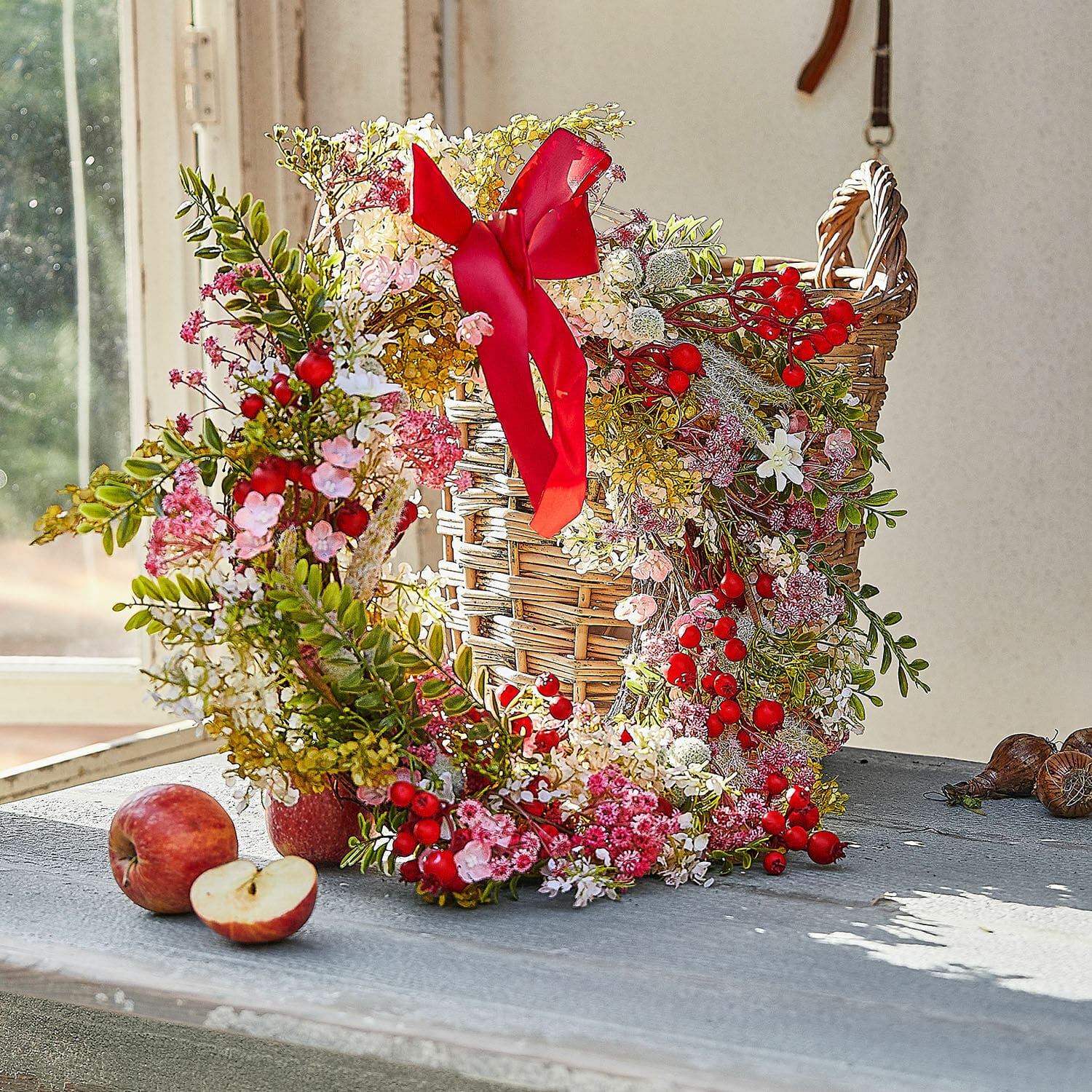Krans Selivane Decoratieve krans met rode bessen en roze bloemen op een rieten mand op tafel
