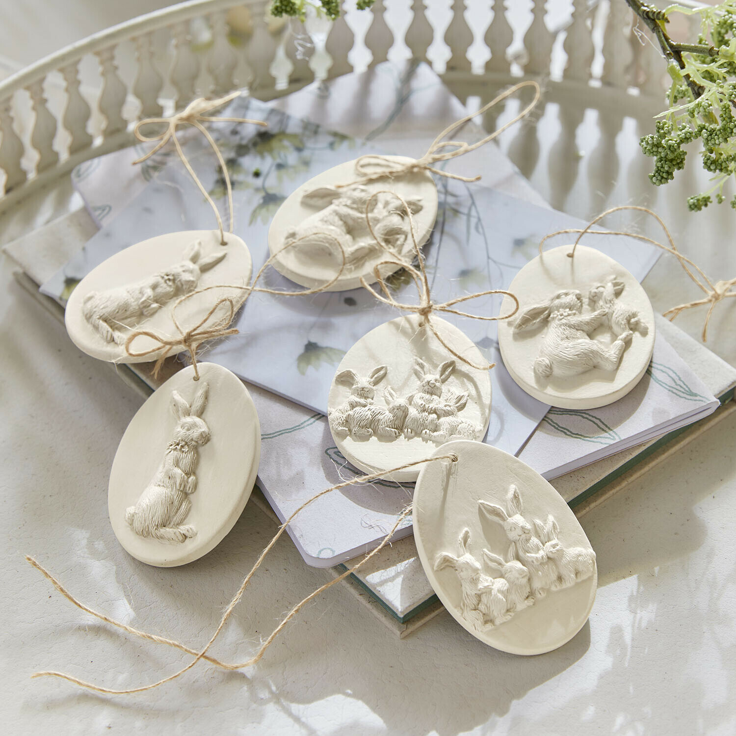 Witte klei paasdecoraties met konijnenmotief aan touwtje, feestelijke hangdecoratie