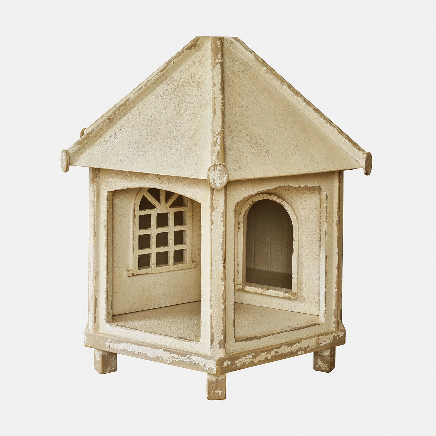 Beige metalen tuinlantaarn in huisvorm met ramen en dak, decoratieve buitenverlichting
