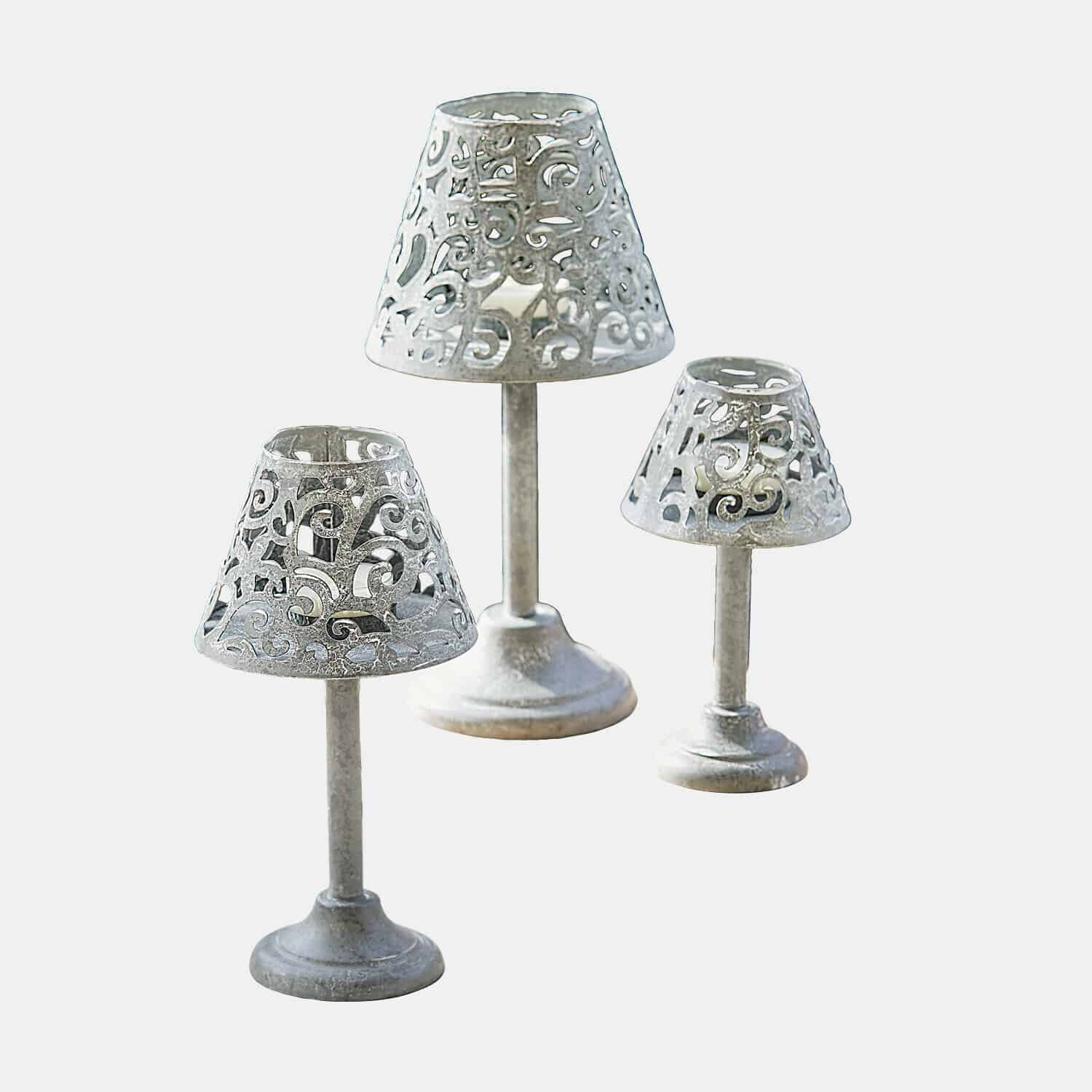 Windlichtje set van 3 Belori Set van drie zilverkleurige metalen kandelaren met opengewerkt patroon voor interieurdecoratie