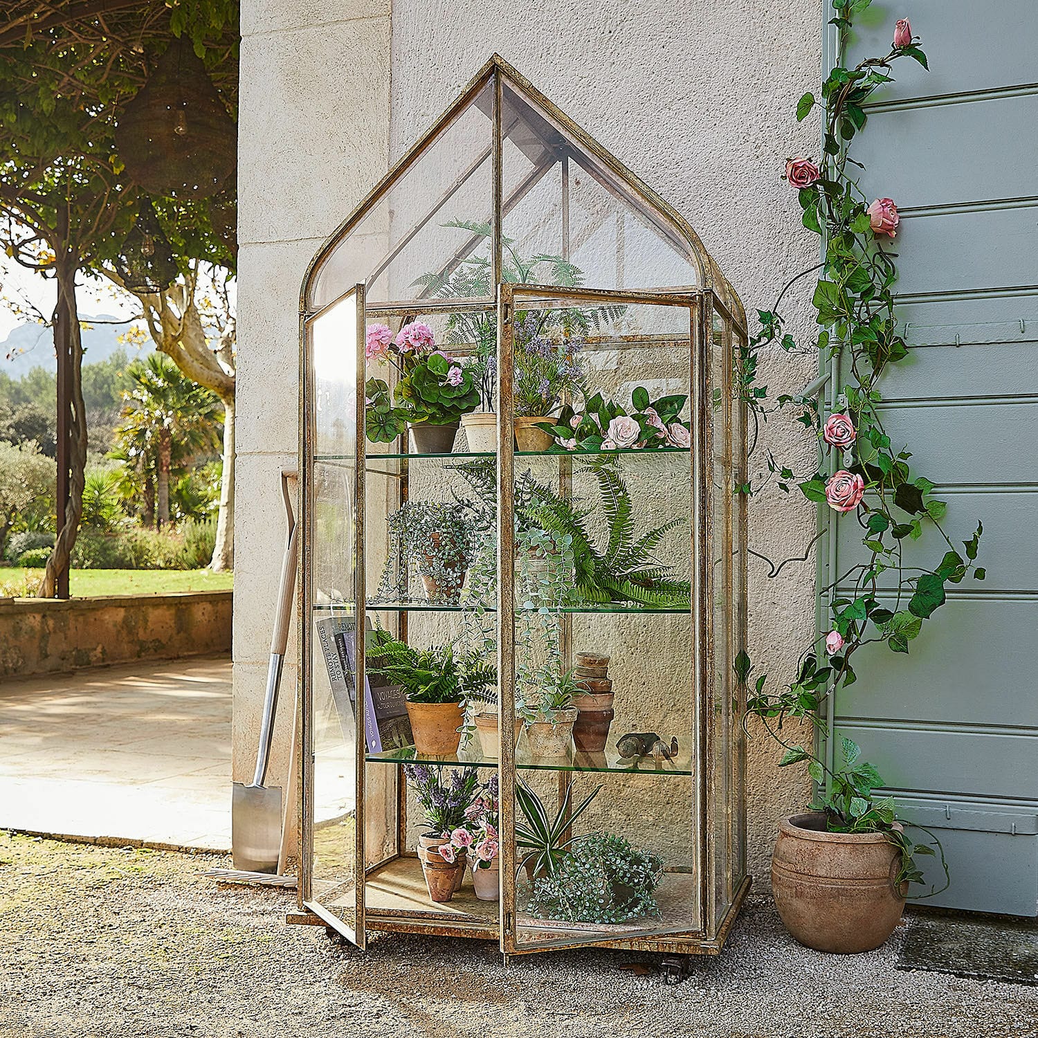 Plantenkas Belfaux Vintage metalen kas met glas en potplanten, geschikt voor tuinplanten en bloemen.