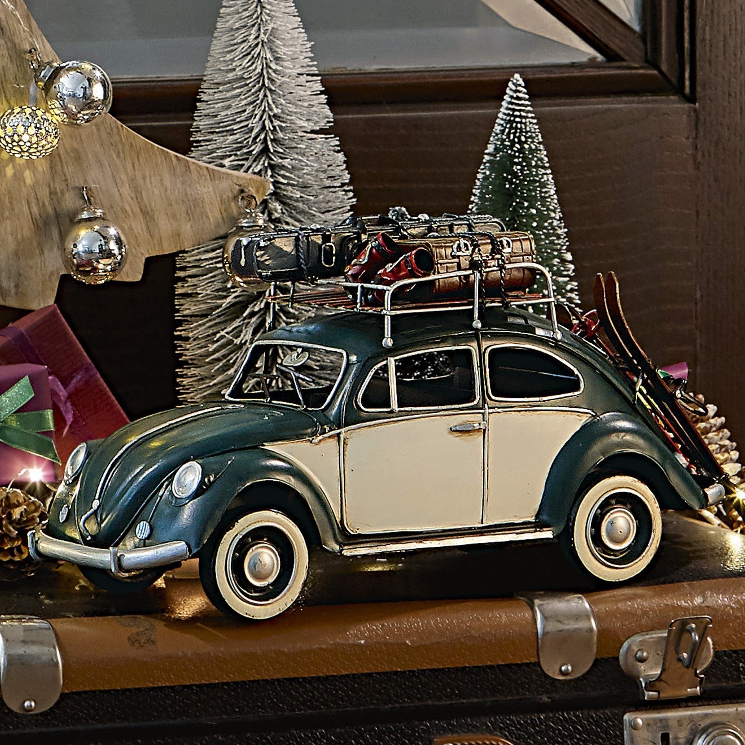 Decoratieve auto Dawlish Model van groen-crèmekleurige auto met metalen bagagerek en ski's tegen kerstdecoratie