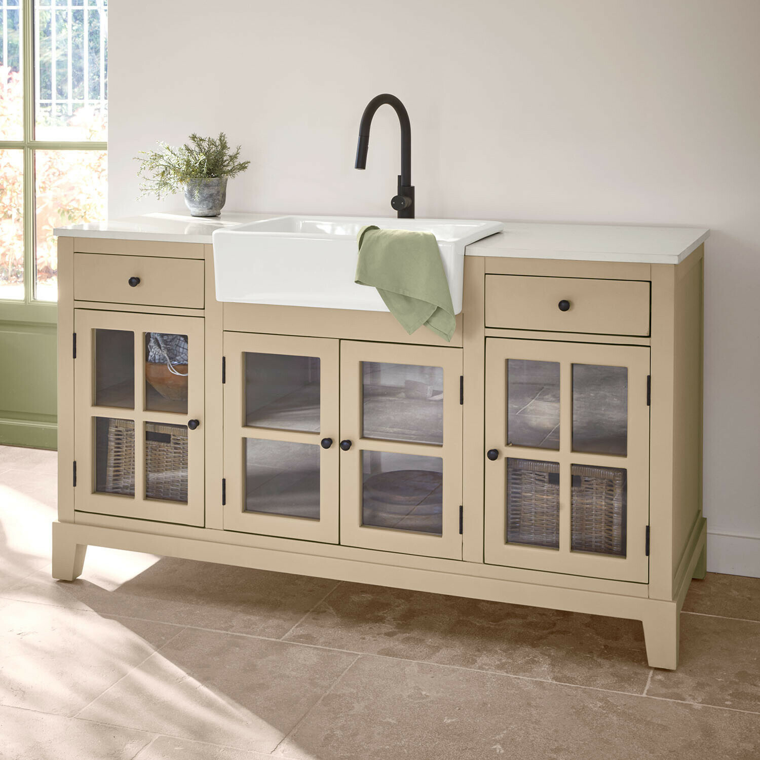 Gootsteenkast Domérise Beige houten keukenkast met wit keramisch gootsteen en zwarte kraan, groene doek