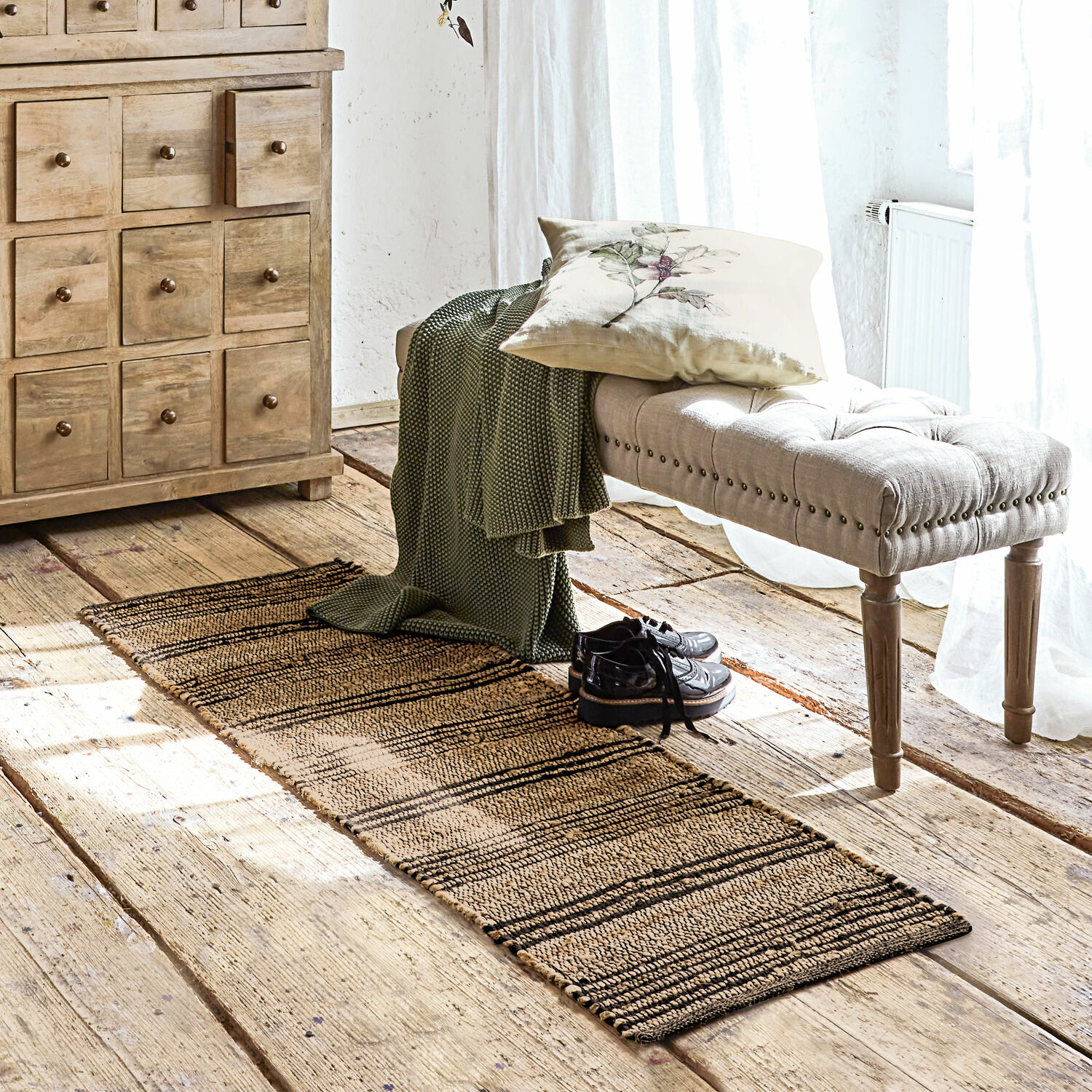 Loper Lantenot Smalle loper van natuurlijk materiaal in beige-zwart op houten vloer in lichte kamer