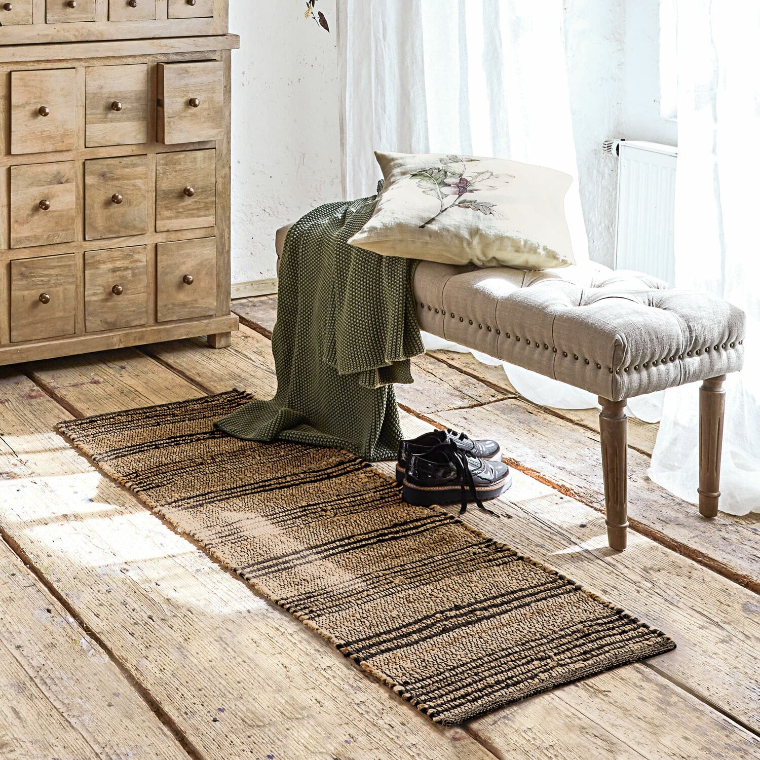 Loper Lantenot Smalle loper van natuurlijk materiaal in beige-zwart op houten vloer in lichte kamer