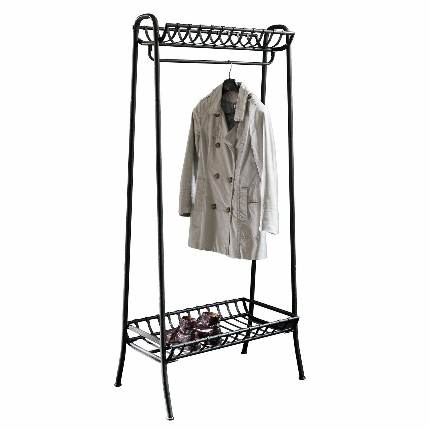 Garderobe Downey Zwarte metalen kapstok met schoenenrek en beige jas, praktisch meubel voor de hal