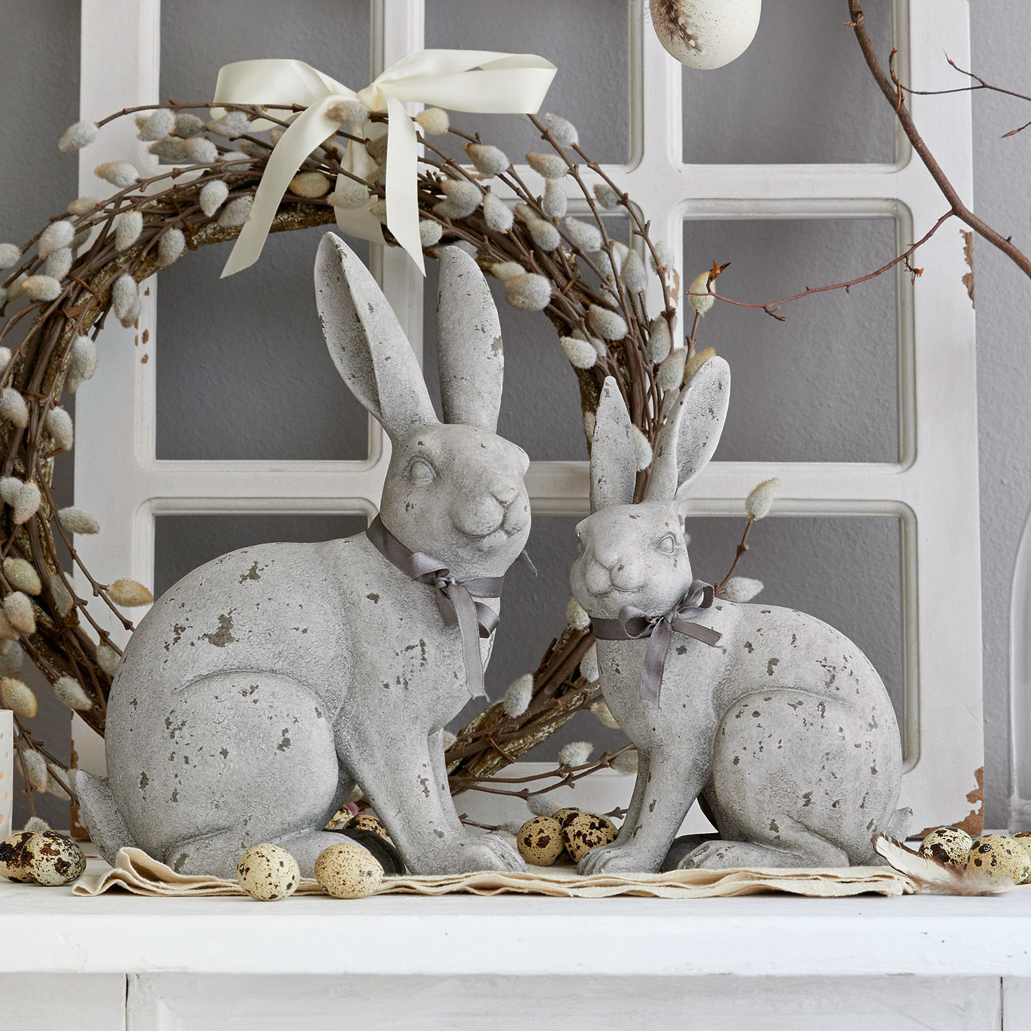 Grijze konijnenfiguren van steenachtig materiaal voor lentehuisdecoratie