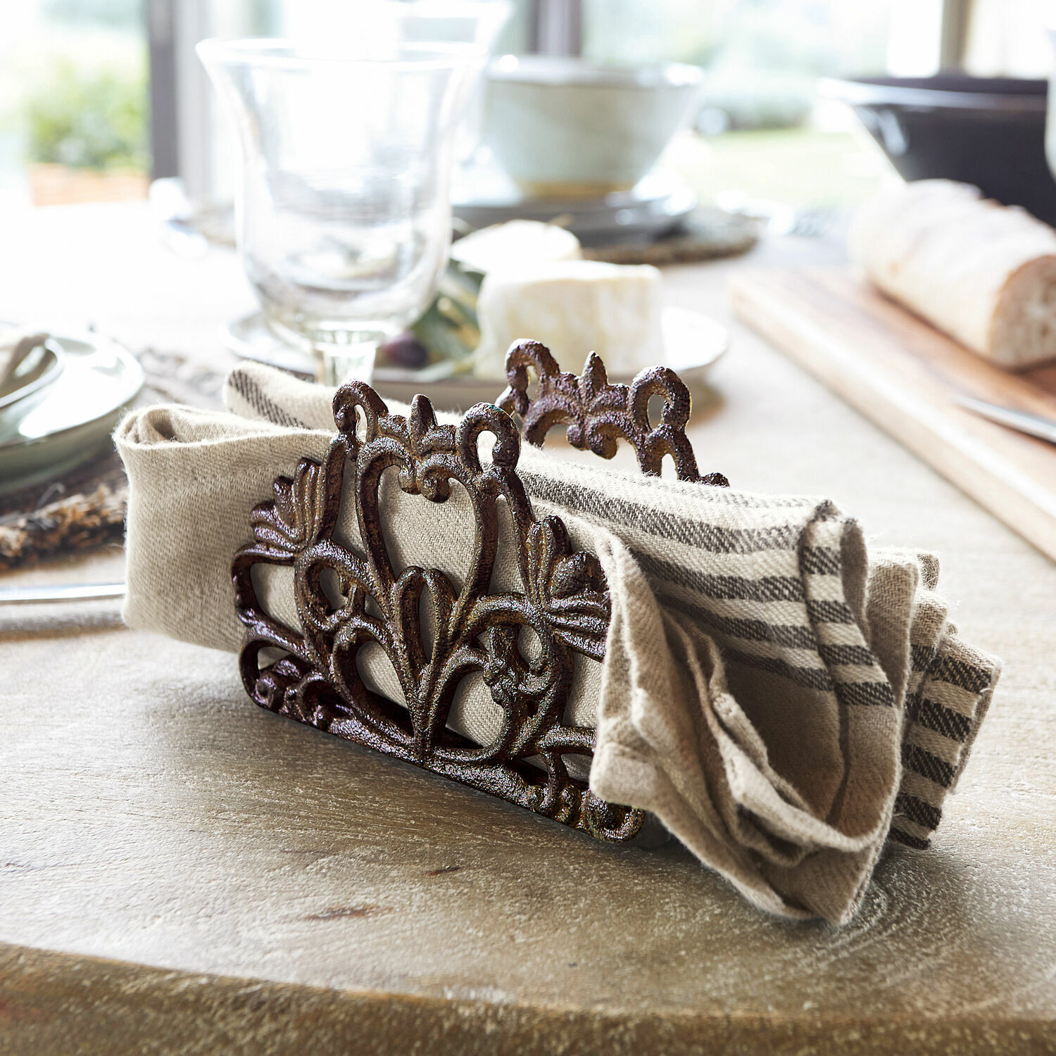 Servethouder Plesnois Rustieke metalen servethouder in roestkleur met decoratief patroon op eettafel