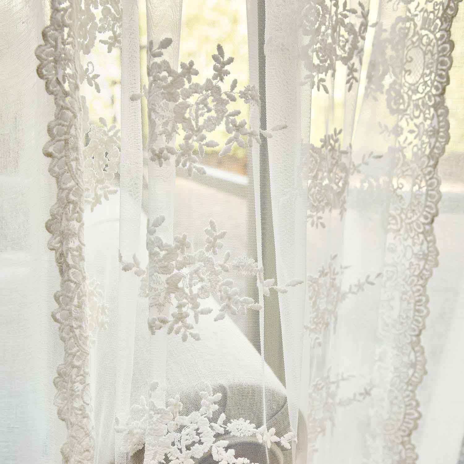Fijne witte vitrage met geborduurd bloemenpatroon, licht en transparant voor raamdecoratie
