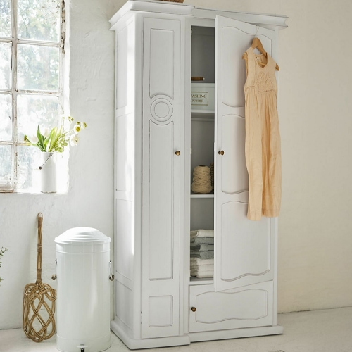 Witte houten kast met decoratieve deuren en lade, vintage stijl voor kledingopslag