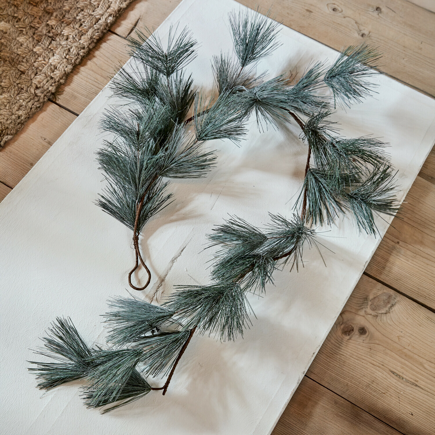 Guirlande Gales Kunstmatige groene dennenkrans op houten achtergrond, natuurlijke kerstdecoratie voor binnen