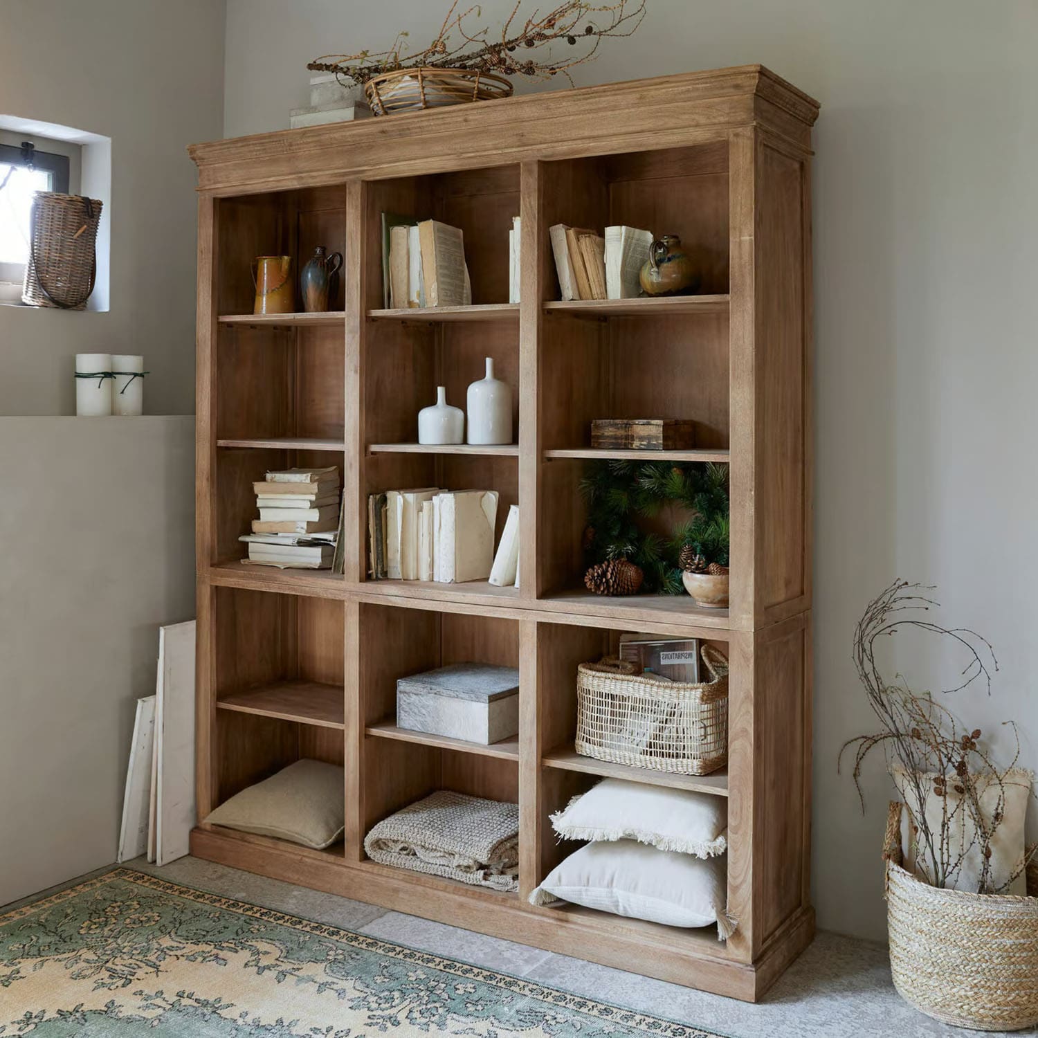 Houten kast van natuurlijk hout met boeken en decoraties, rustieke stijl voor woonkamer