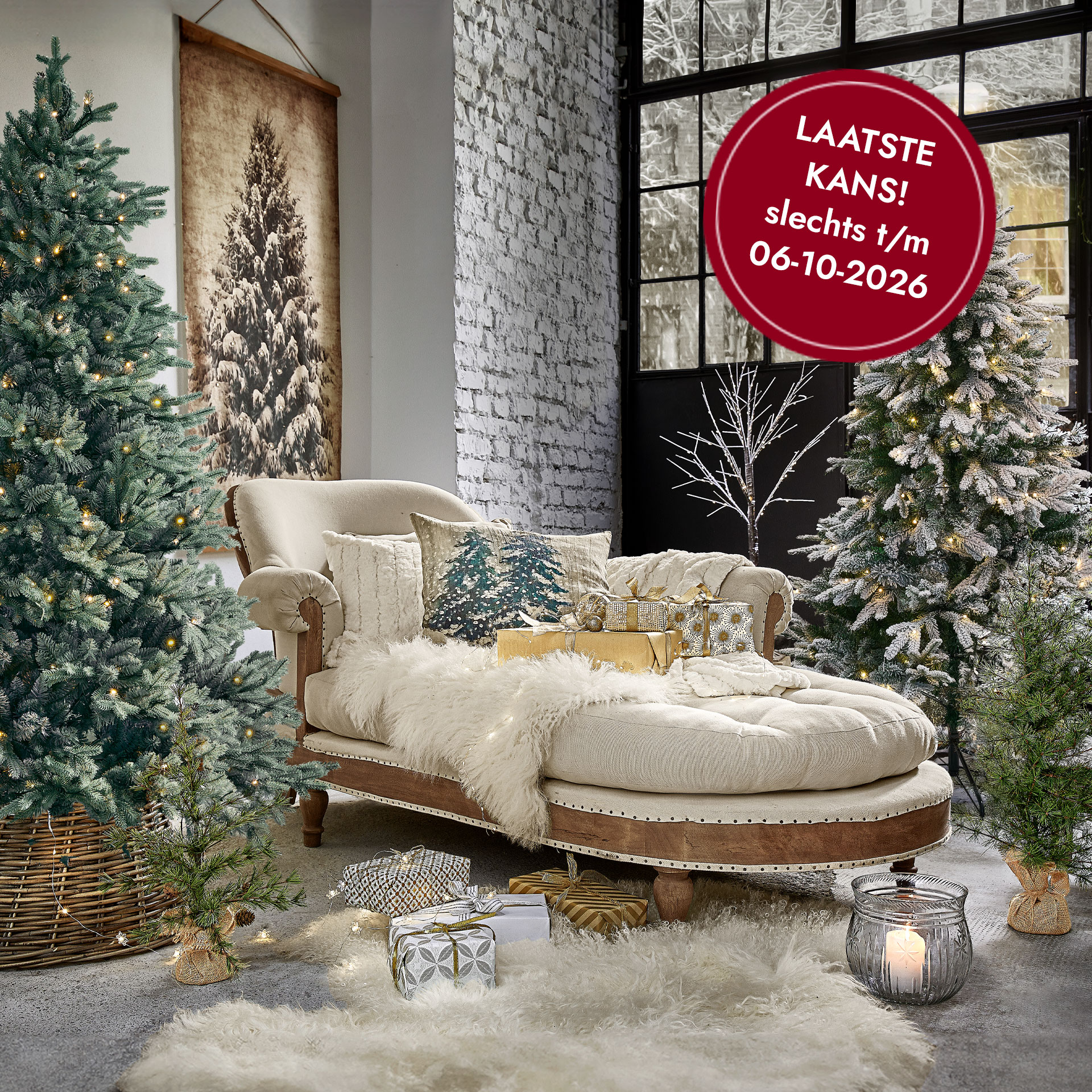 Gezellige woonkamer met beige bank, groene en besneeuwde kerstbomen en feestelijke kerstdecoraties en cadeaus