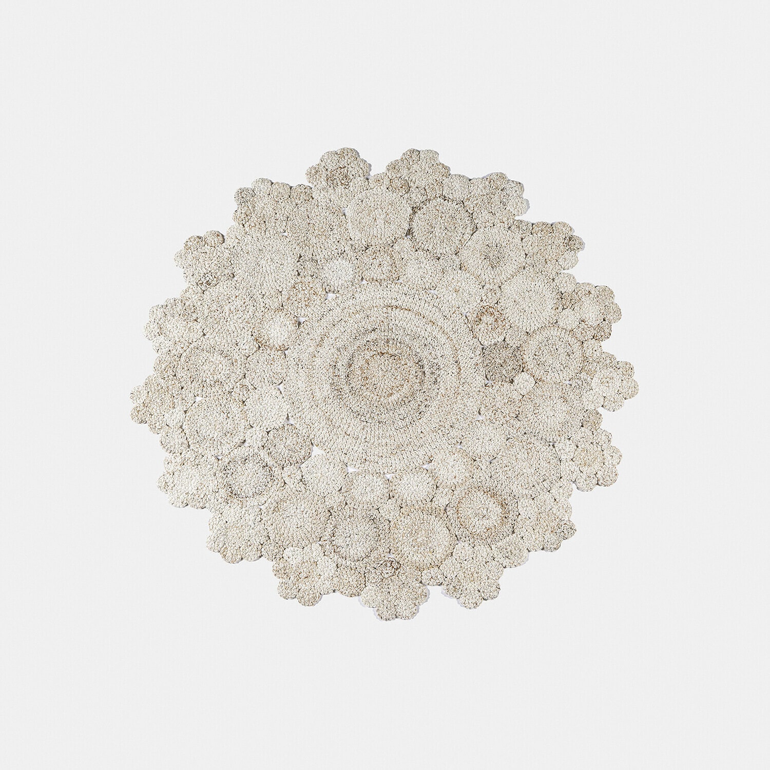 Ronde vloerkleed van natuurlijk materiaal in lichtbeige met bloemmotief, stijlvolle interieurdecoratie