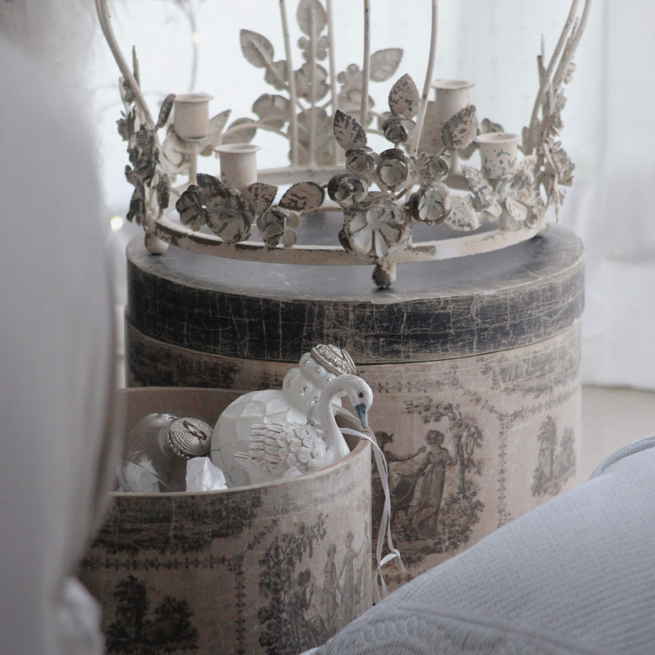 Decoratieve vintage dozen met metalen kandelaar kroon in beige en wit tinten