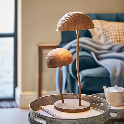 Houten tafellamp in paddenstoelvorm natuurlijke kleur op metalen dienblad in woonkamer