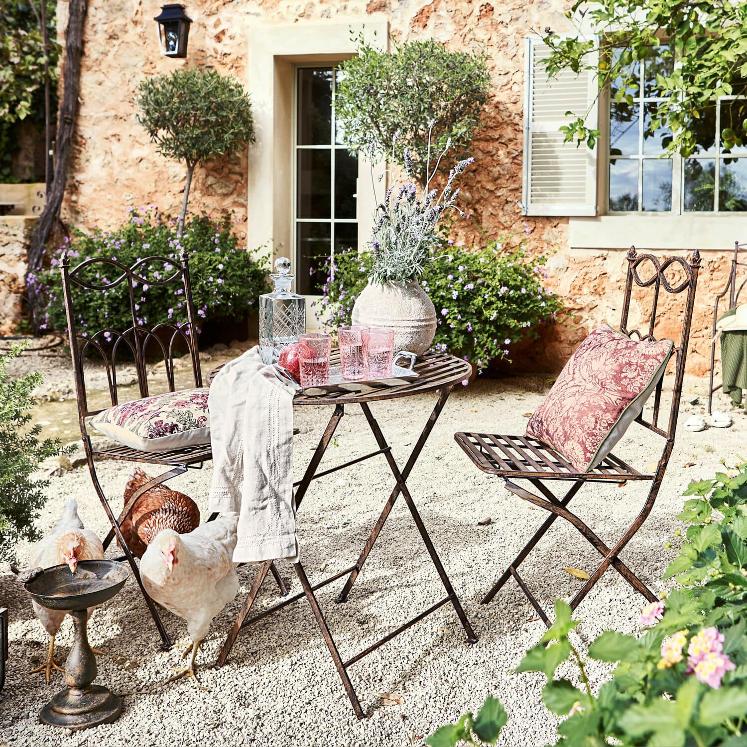 Tuinset Fieldbrook Metalen tuinmeubelset met tafel en stoelen met kussens in rustieke stijl op grindterras