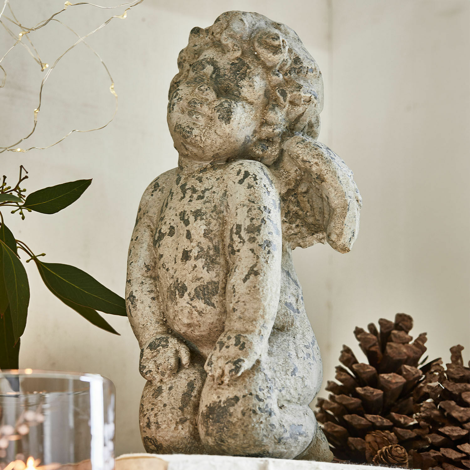 Engelenbeeld van verouderde grijze steen, natuurlijke decoratie voor binnen met rustieke uitstraling