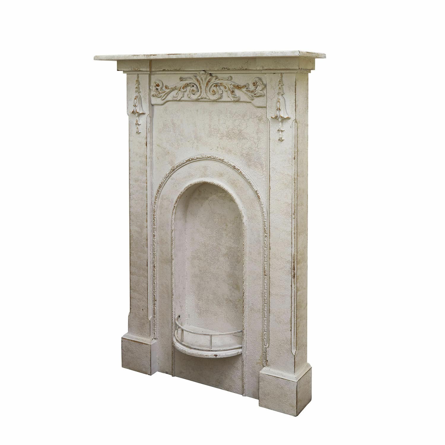 Haardschouw Câlanette Decoratieve witte schouw van kunststeen met sierlijke reliëfs en plank, vintage stijl