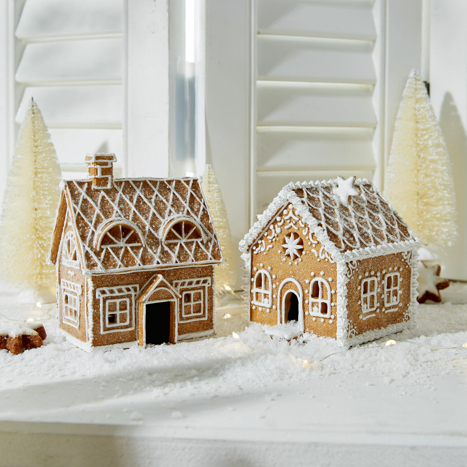 Sierhuisje set van 2 Tarreau Twee peperkoekhuisjes met witte glazuur op een kersttafel met winterdecoratie