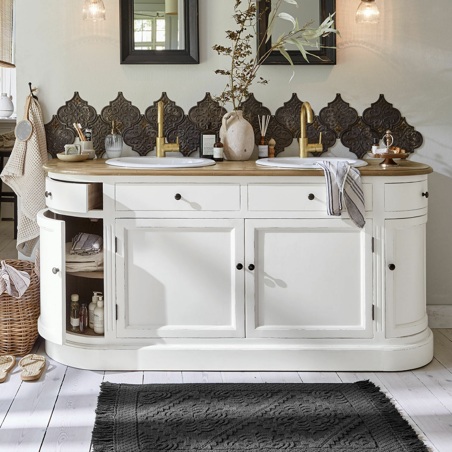 Dubbele wastafel Louisiana Witte houten badkamerkast met dubbele wastafel en gouden kranen, decoratieve wandtegels
