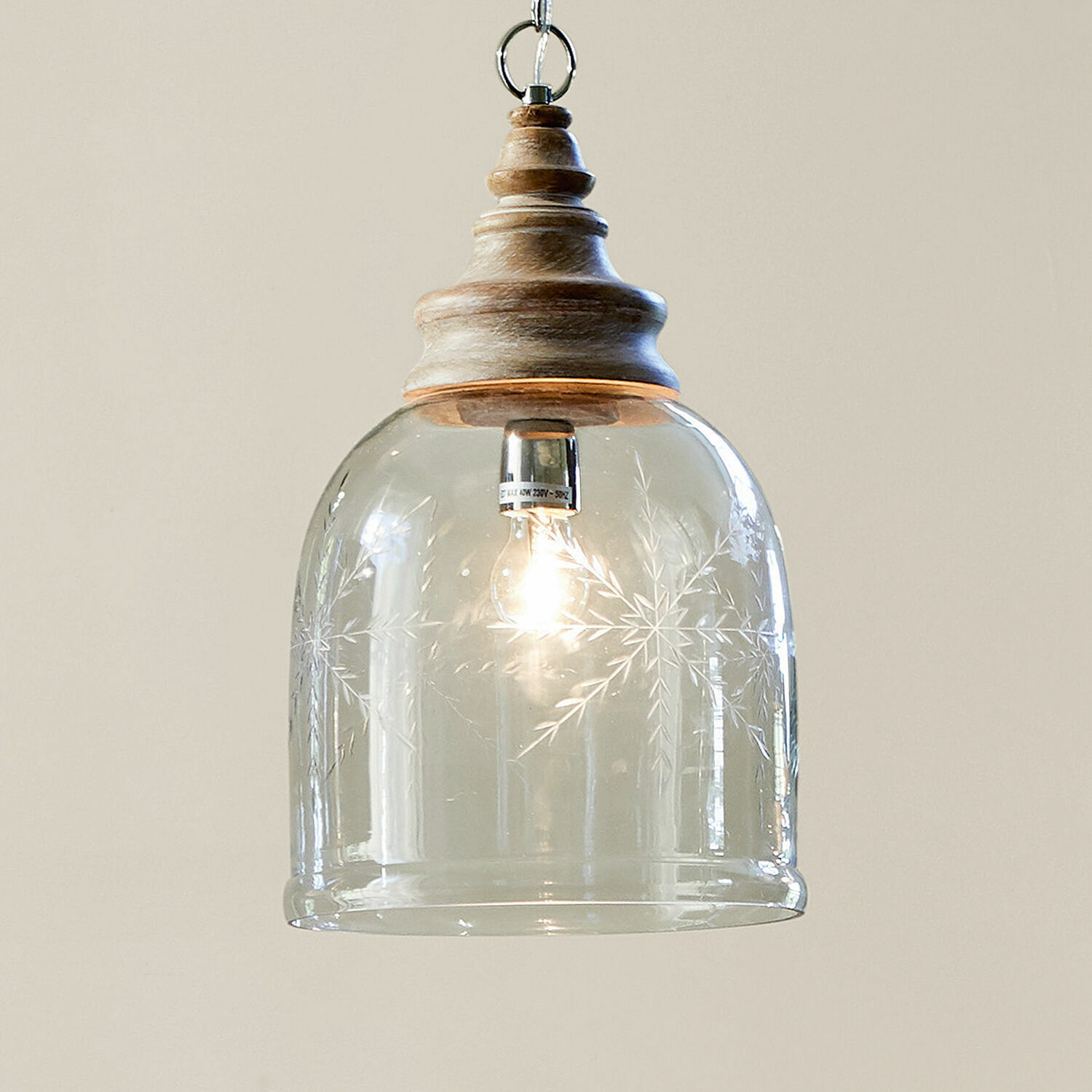 Hanglamp Bretterly Glazen hanglamp met gegraveerd sneeuwvlokpatroon en natuurlijk houten element