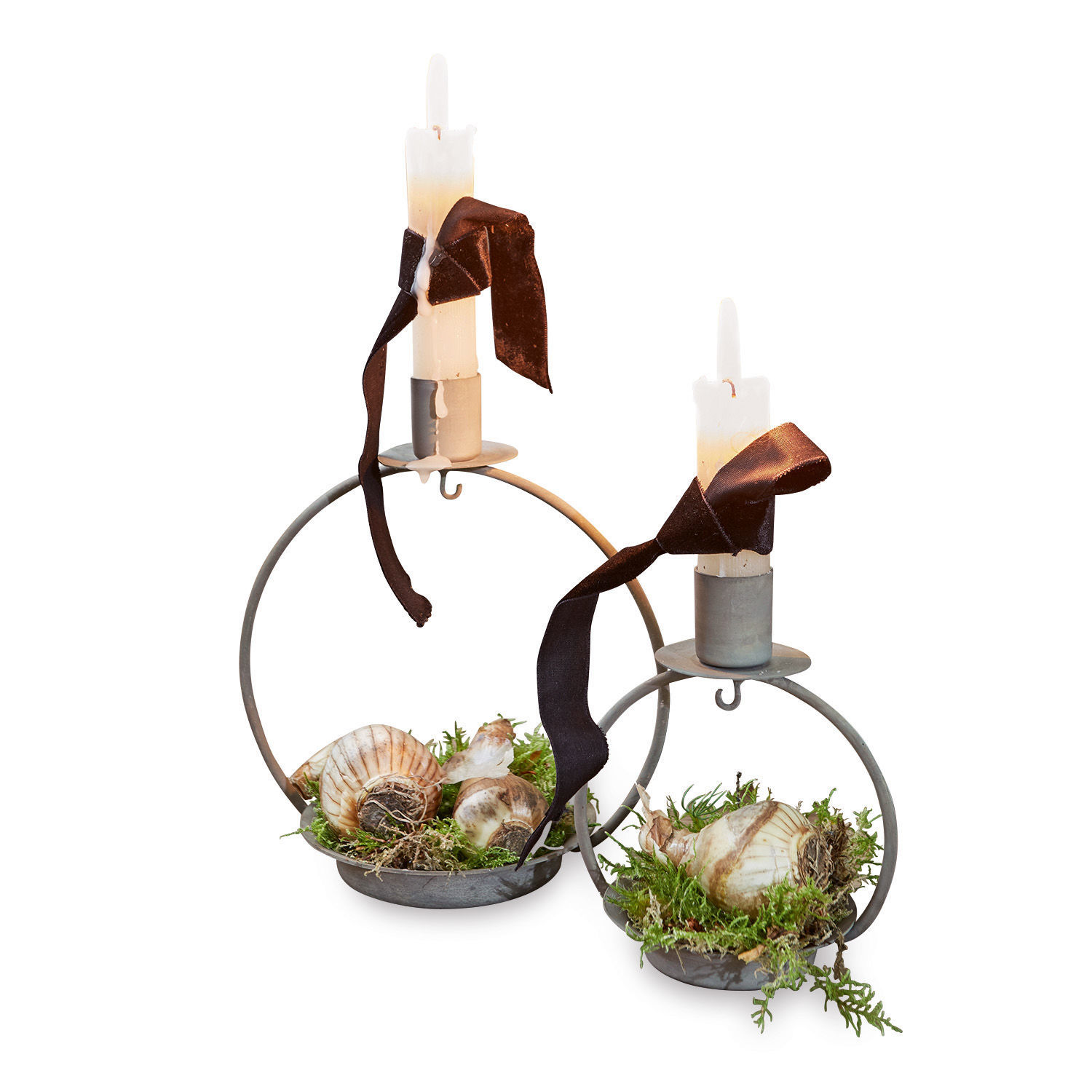 Metalen kandelaar met twee witte kaarsen, versierd met schelpen en groen mos