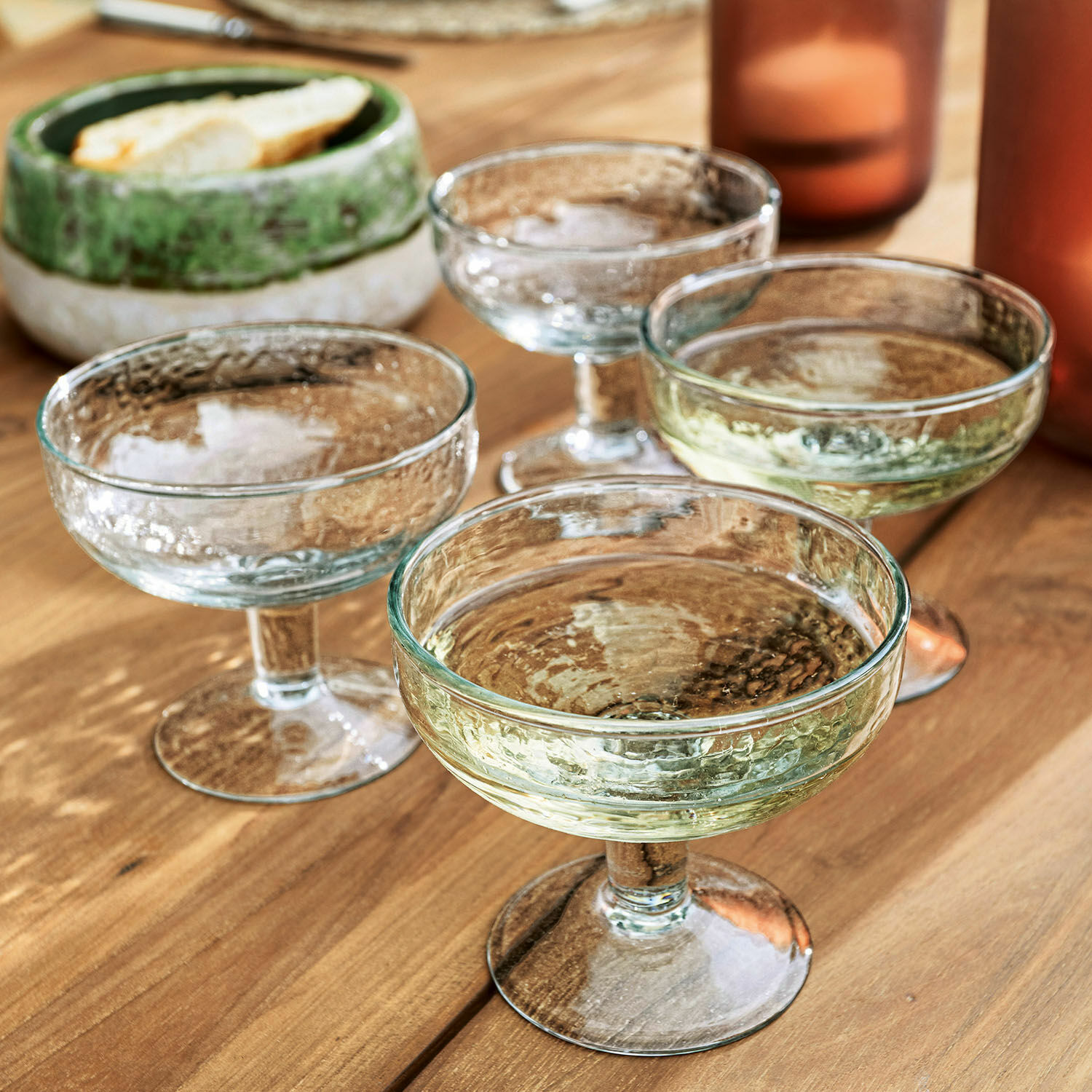 Glas set van 4 Port Vila Set van vier transparante champagneglazen van gestructureerd glas op houten tafel