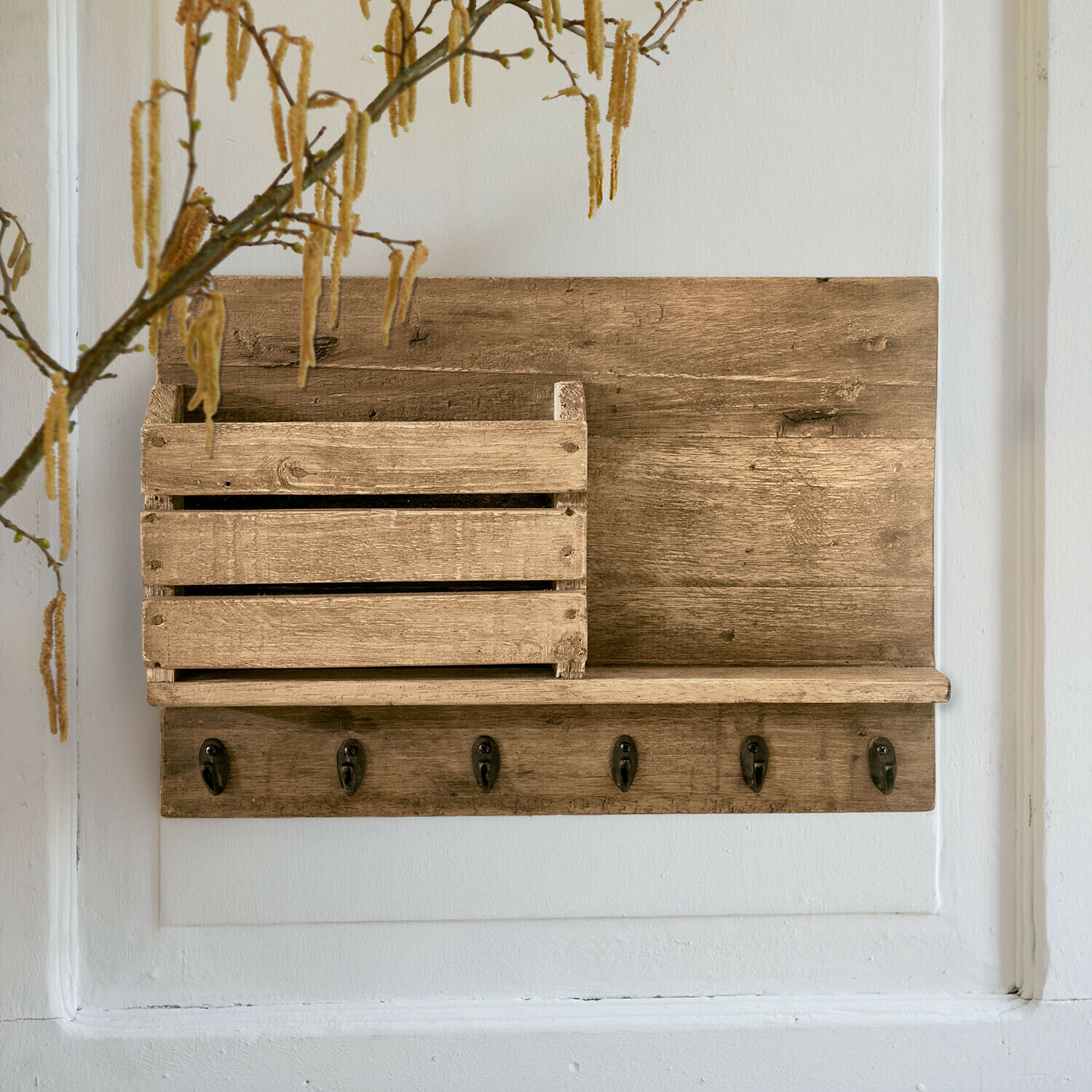 Rustiek houten wandrek in natuurlijke kleur met haken en bak voor praktische opslag thuis