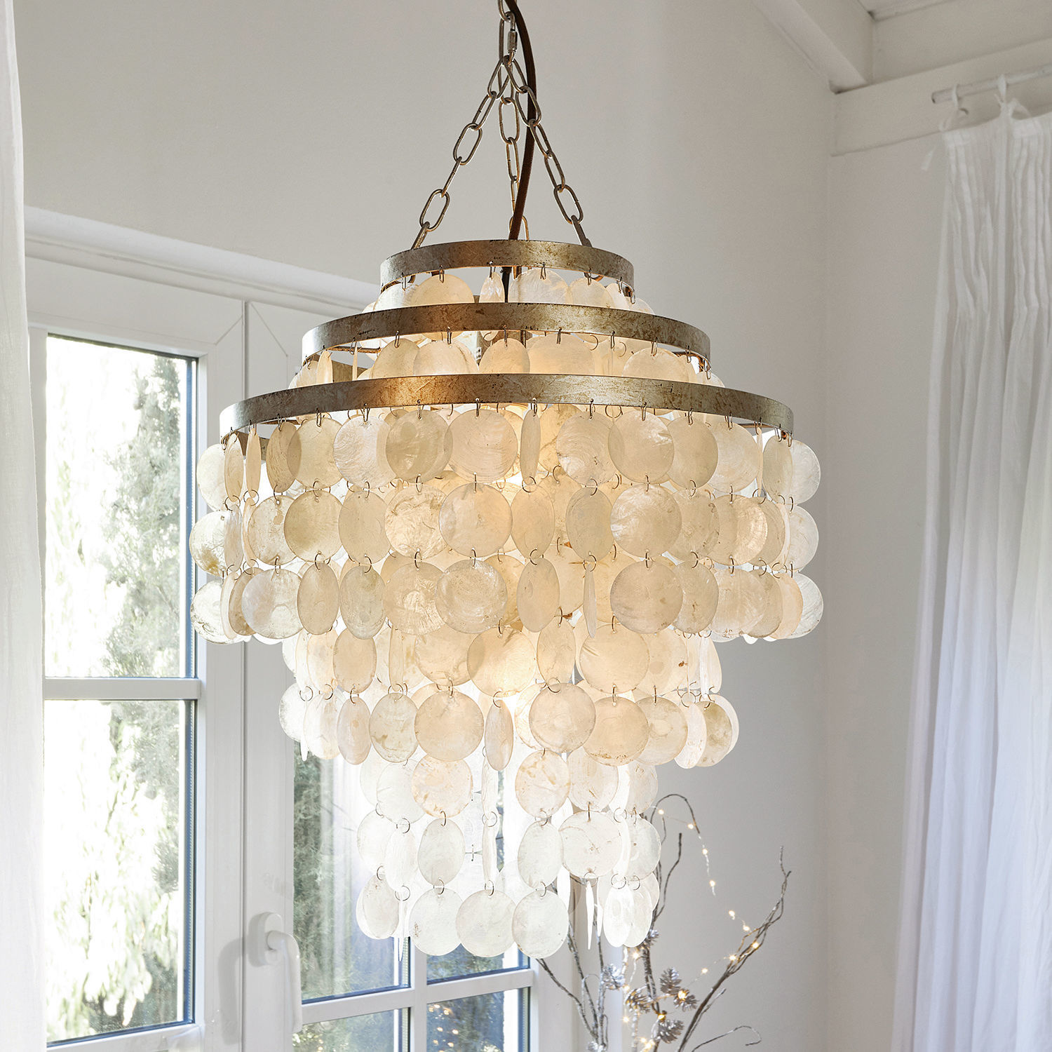Kroonluchter Runa Hanglamp met witte ronde schelpen en metalen frame, decoratieve binnenverlichting