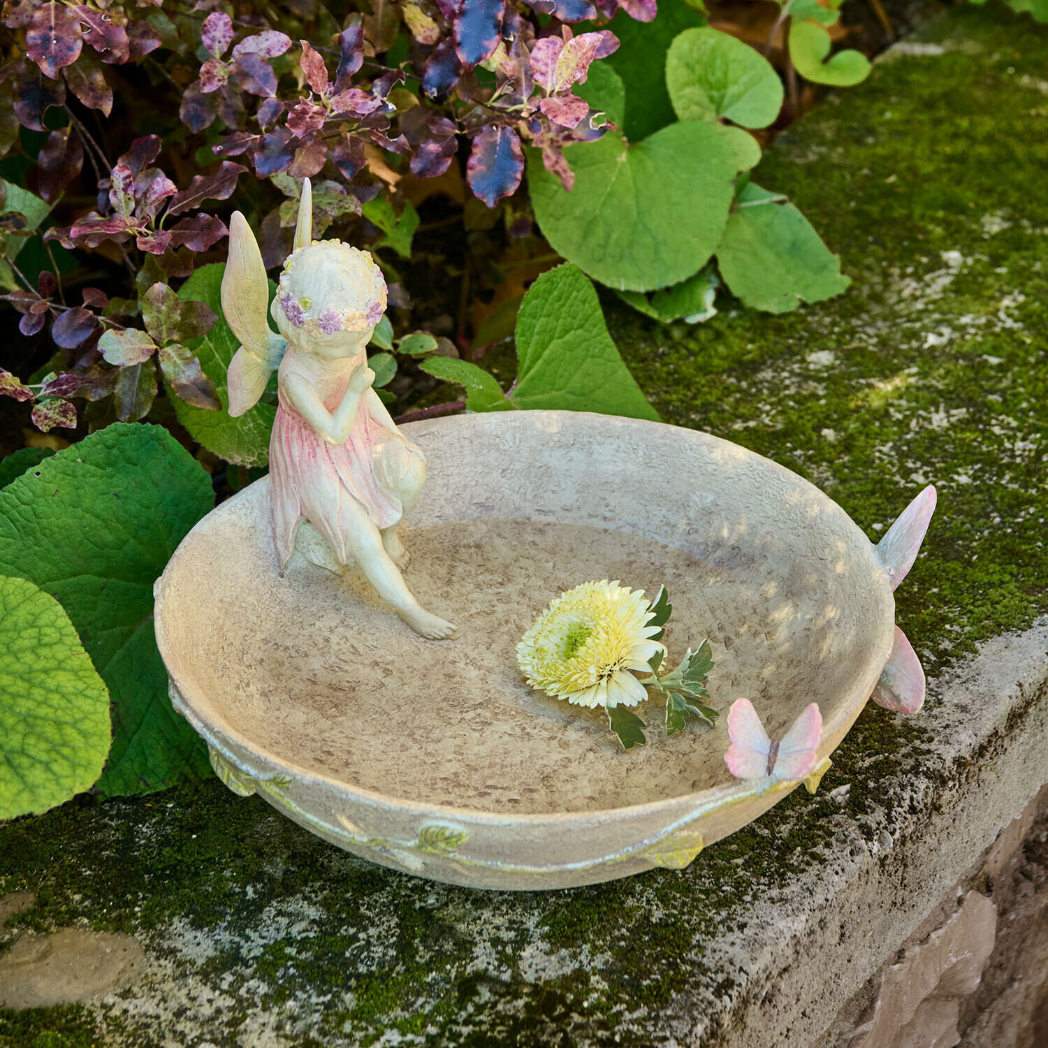 Vogelbadje Finnedra Decoratieve tuinschaal met feeënfiguur en pastelkleurige vlinders op stenen muur