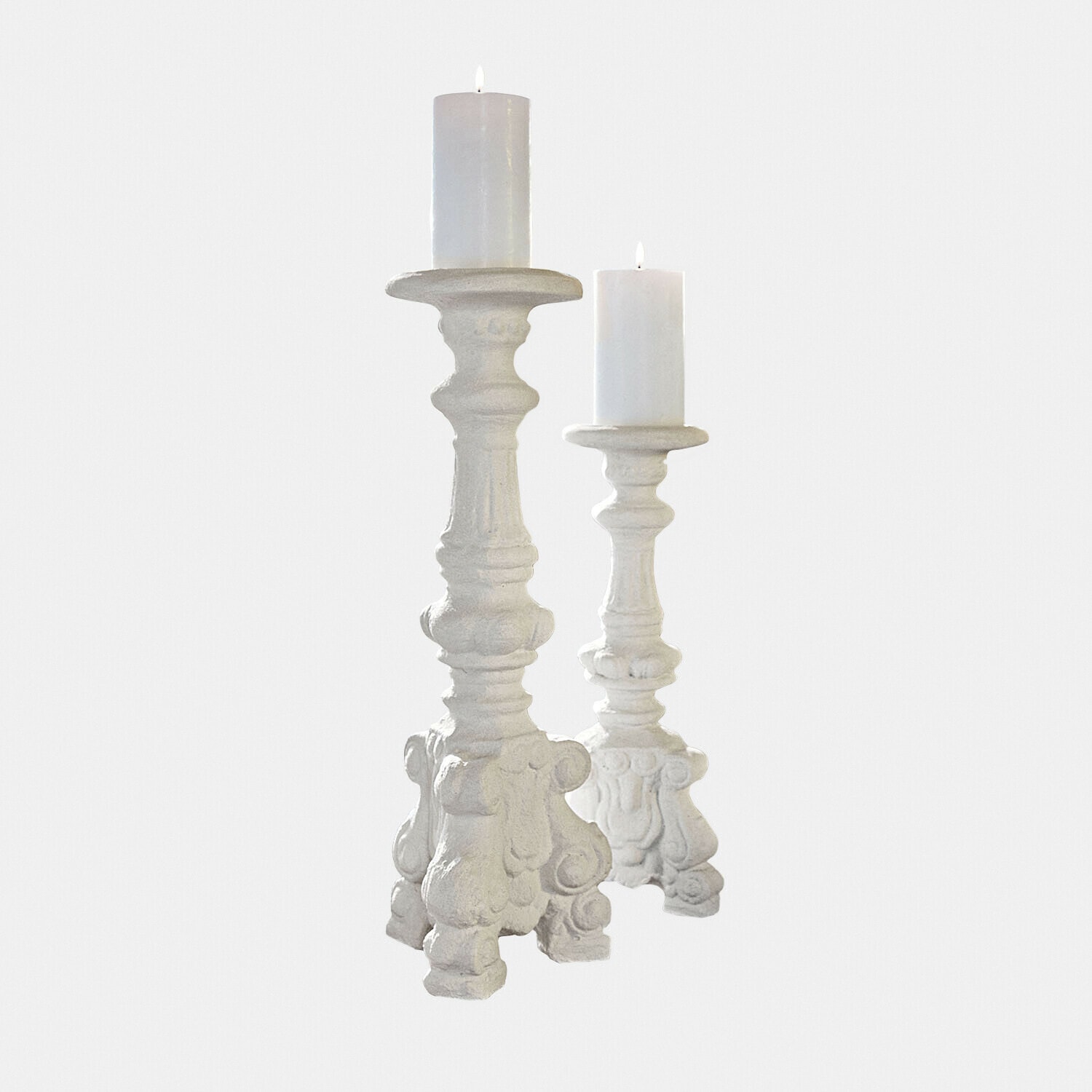 Set van twee witte kandelaren met decoratief patroon en witte kaarsen, interieurdecoratie