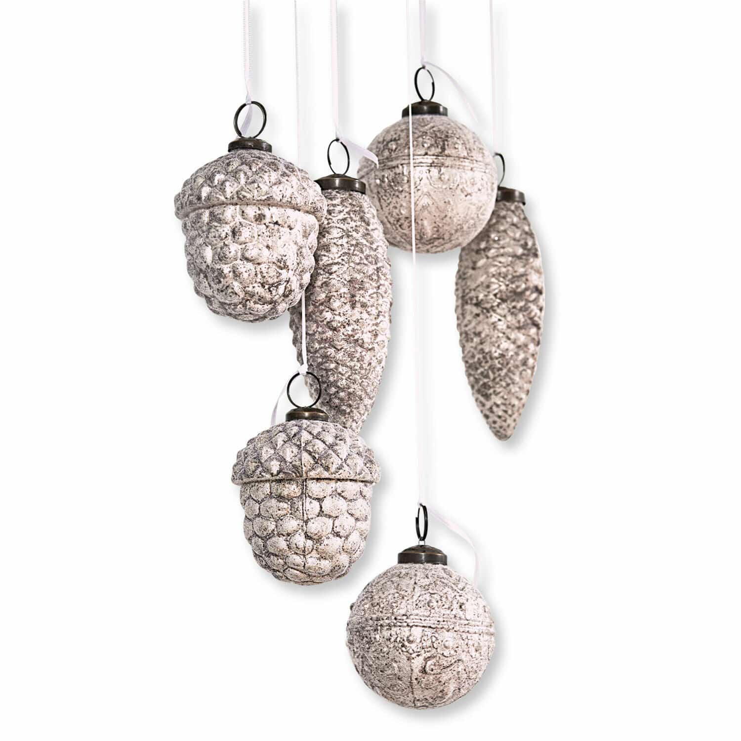 Kerstversiering set van 6 Quirat Set van zes kerstversieringen in dennenappel- en eikelvorm met witte vintage afwerking