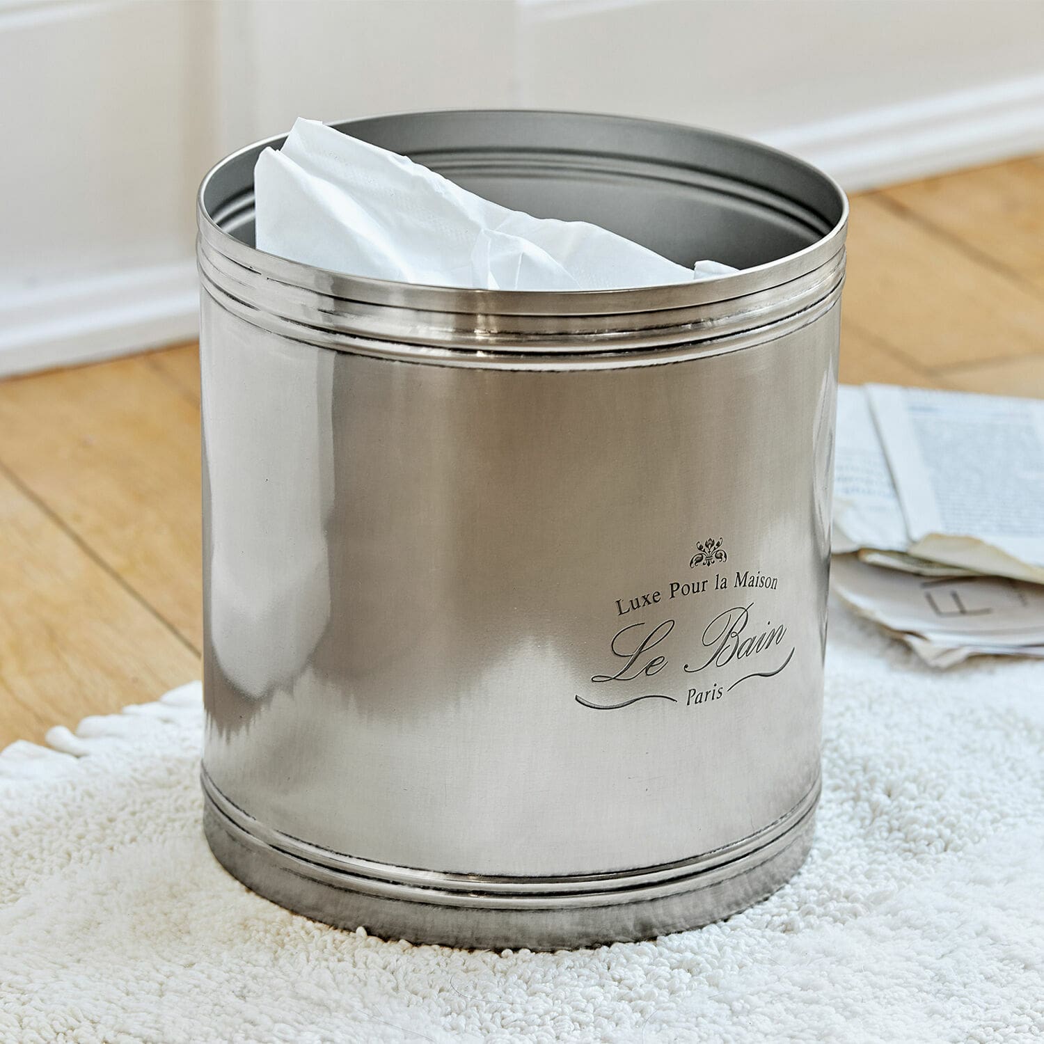 Afvalemmer Le Bain Zilverkleurige metalen badkamercontainer met witte handdoeken, interieurdecoratie