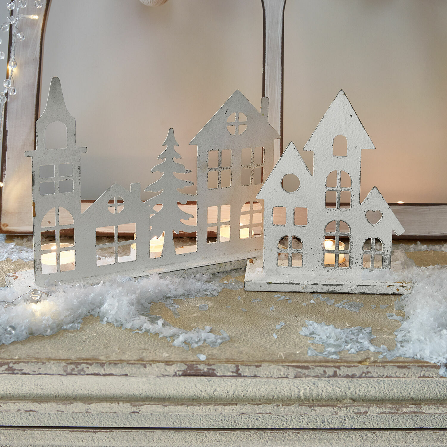 Kaarsenhouder set van 2 Vexano Witte metalen decoratiehuisjes met uitgesneden ramen en lichtjes voor winterse kerstdecoratie
