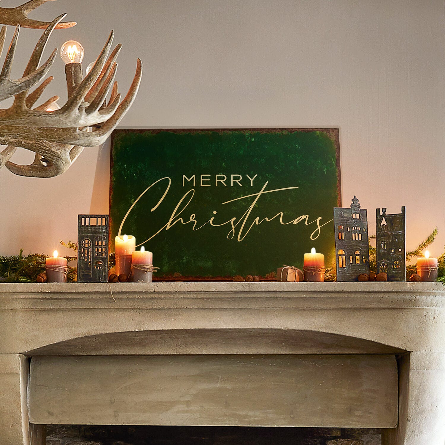 Kerstdecoratie op schoorsteen met groen bord Merry Christmas en brandende kaarsen