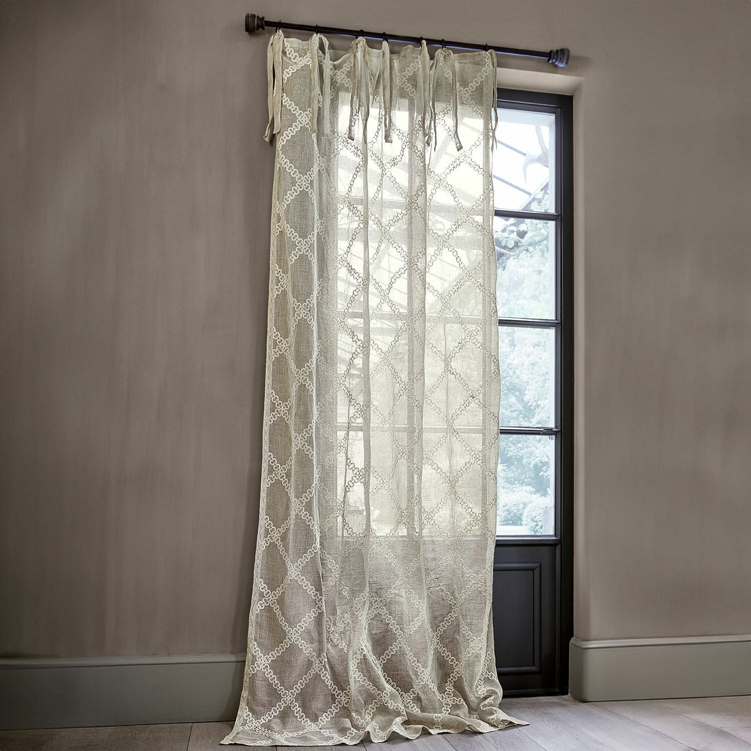 Gordijn Kalidah Beige gordijn van lichte stof met geborduurd patroon, decoratie voor woonkamerraam