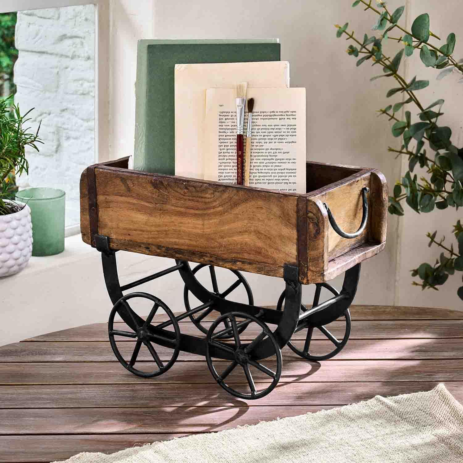 Houten bak op wielen met zwart metalen frame, natuurlijke kleur, decoratieve opbergruimte voor boeken en penselen
