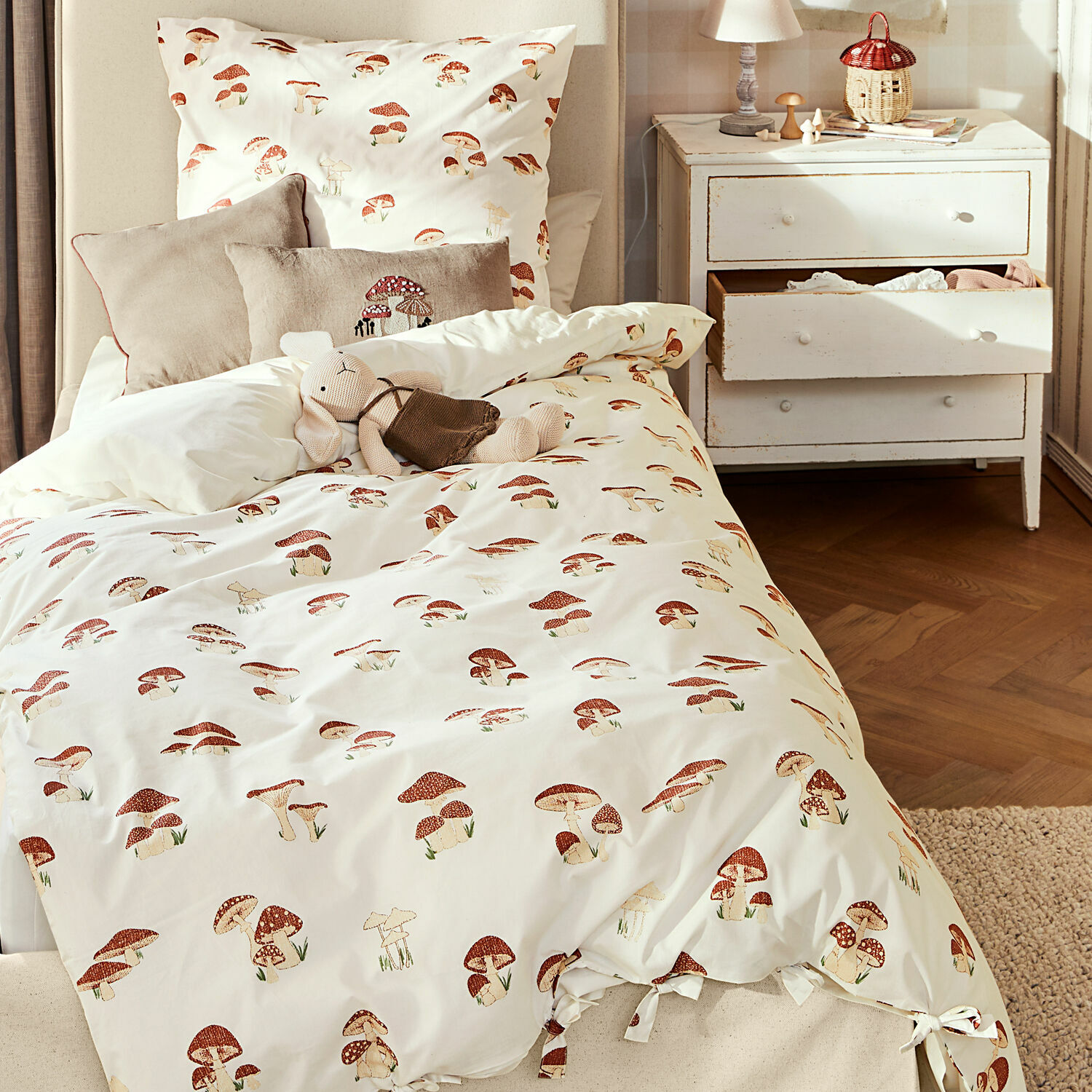 Beddengoed Norilie Katoenen beddengoed in crèmekleur met rode paddenstoelenprint, zacht en decoratief voor slaapkamer