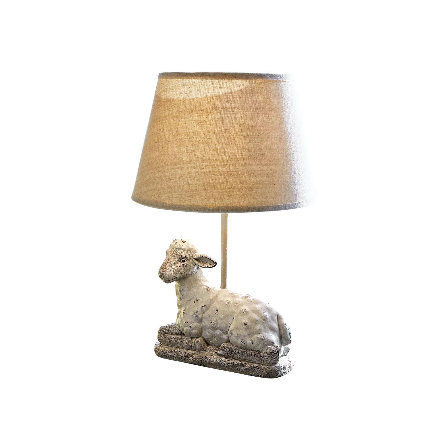 Tafellamp met beige stoffen kap en basis in de vorm van een liggend schaap van kunststeen