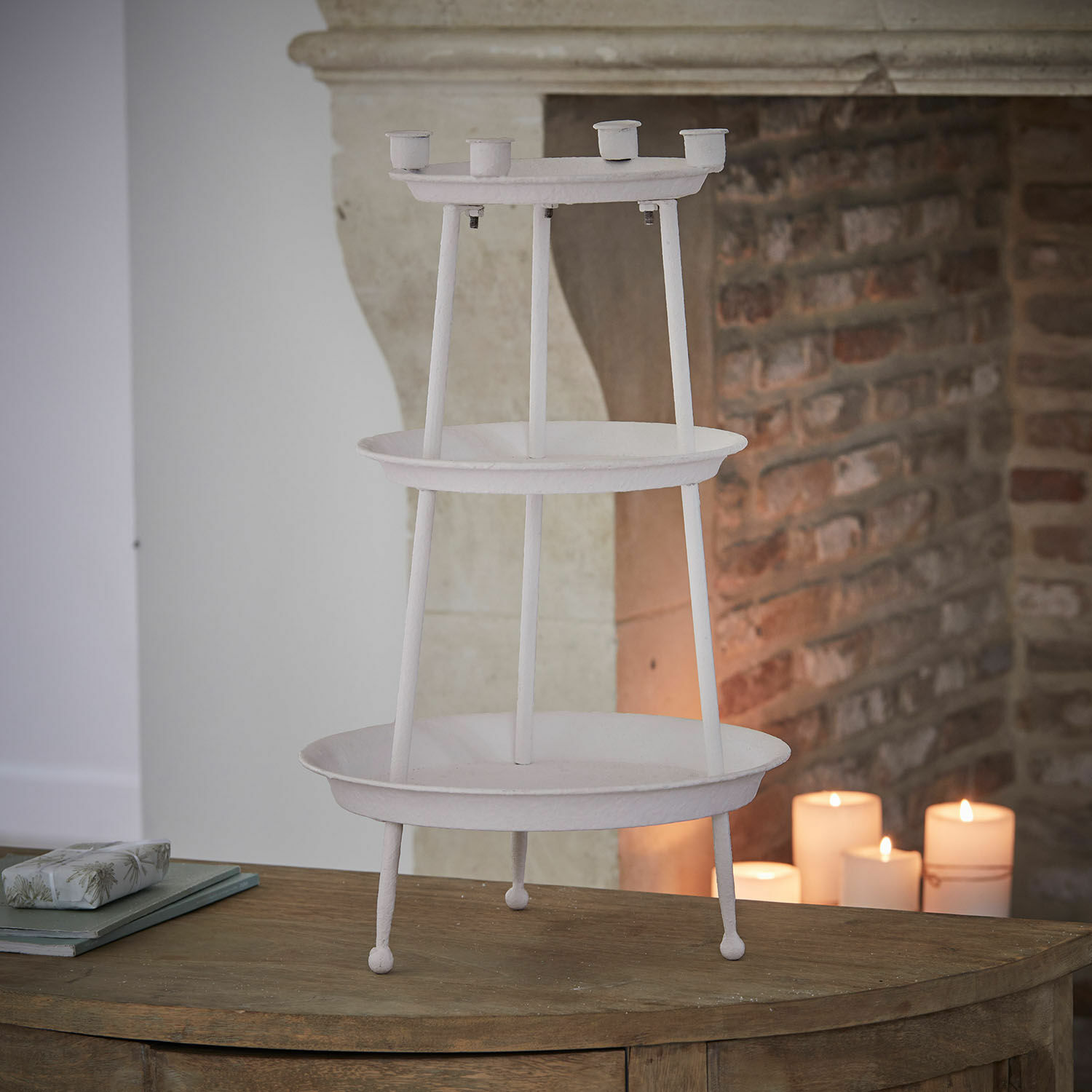 Etagère Mont Argenté Witte metalen standaard met drie niveaus en kaarshouders, rustieke woondecoratie