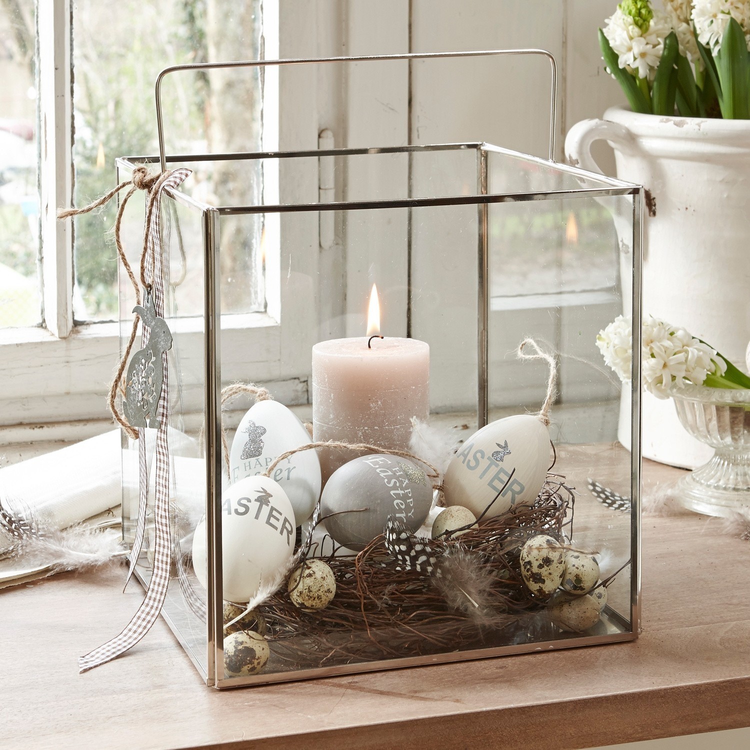 Windlicht Otero Glazen lantaarn met metalen frame, versierd met paaseieren en kaars op houten tafel