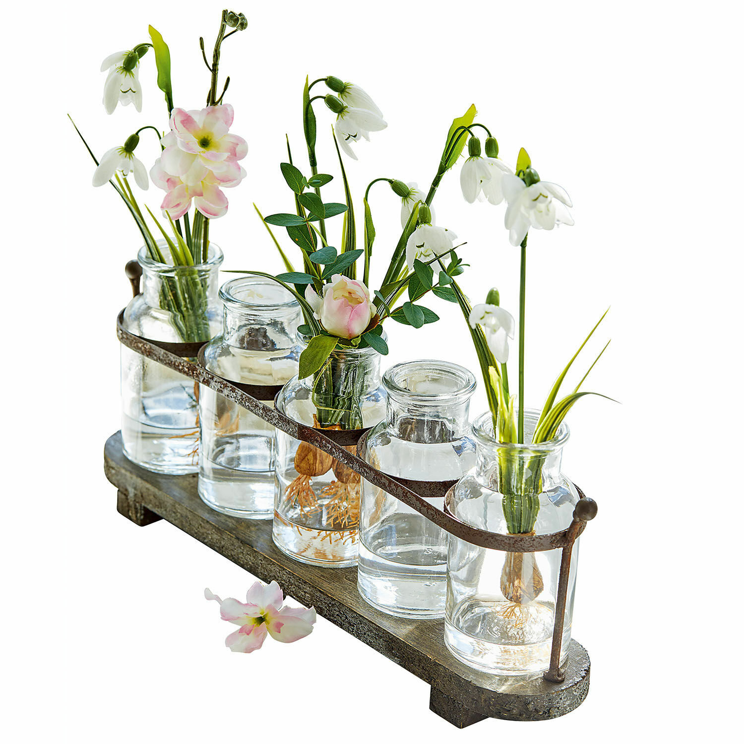 Vaasje set van 5 Ranjo Set van vijf glazen vazen met metalen handvat op houten plank met bloemen