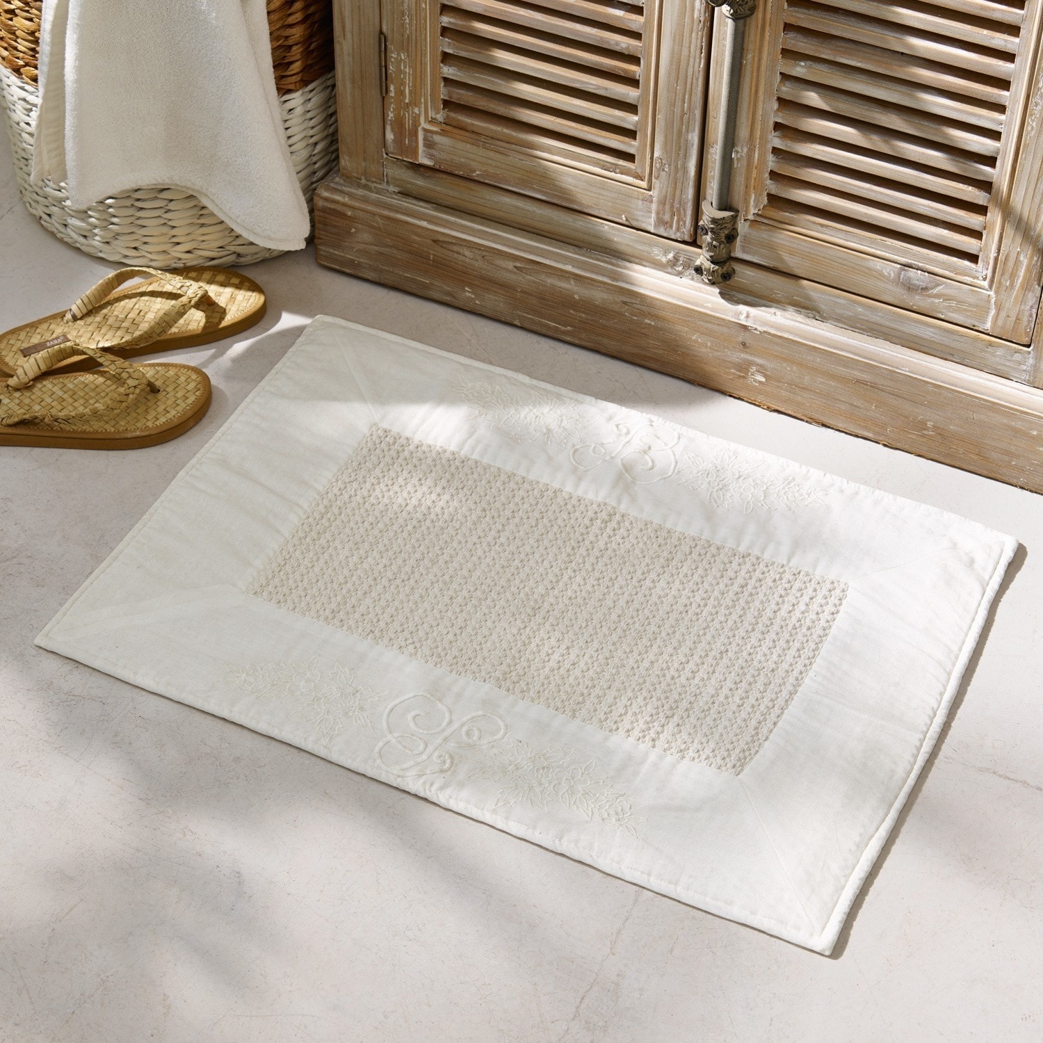 Badmat Padrig Beige katoenen badmat met geborduurd patroon en zachte middenstuk voor vloer