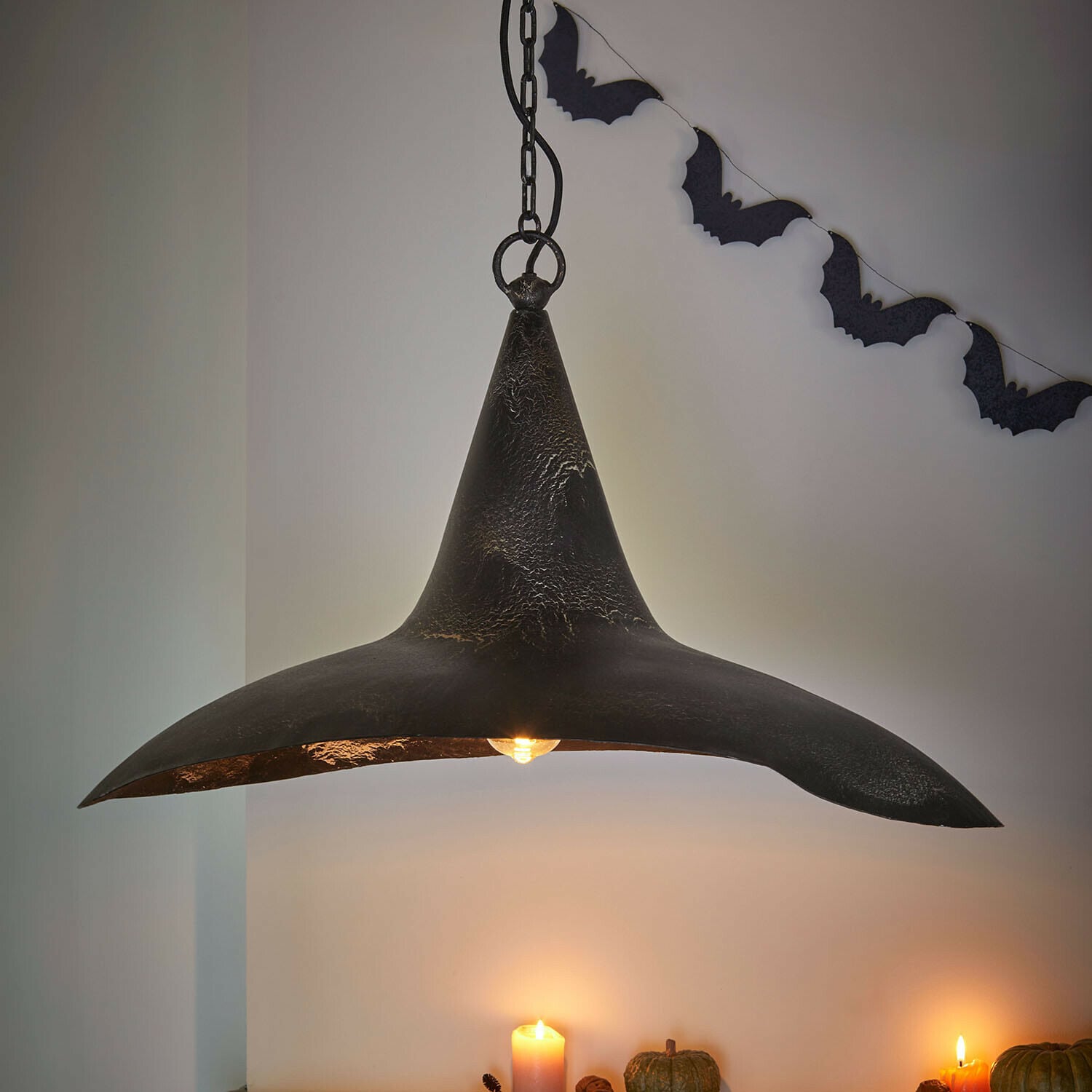 Hanglamp Maerlinna Hanglamp van zwart metaal in heksenhoedvorm met vleermuisdecoratie en kaarslicht