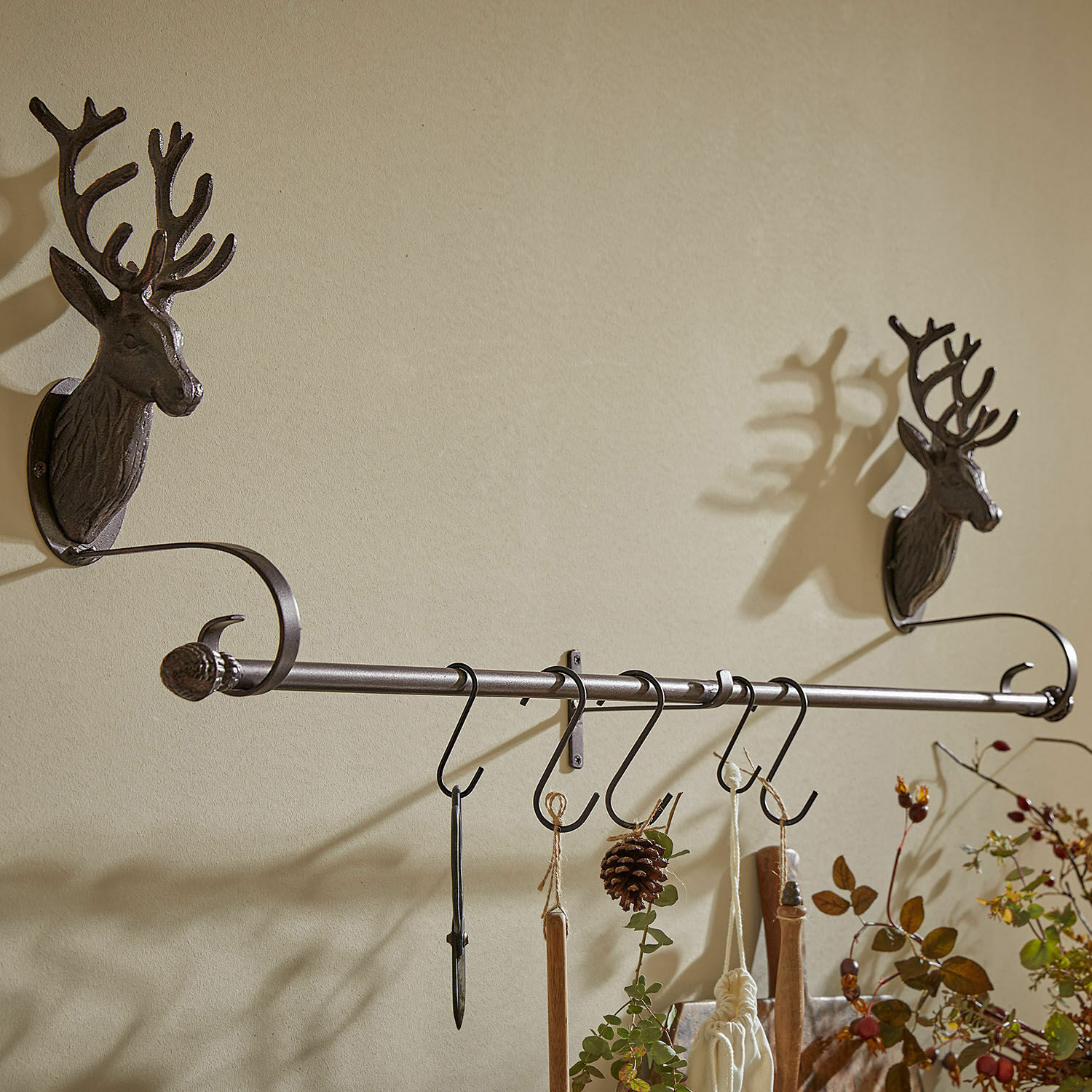 Metalen wandkapstok met hertenhoofden en haken voor het ophangen van decoraties en accessoires