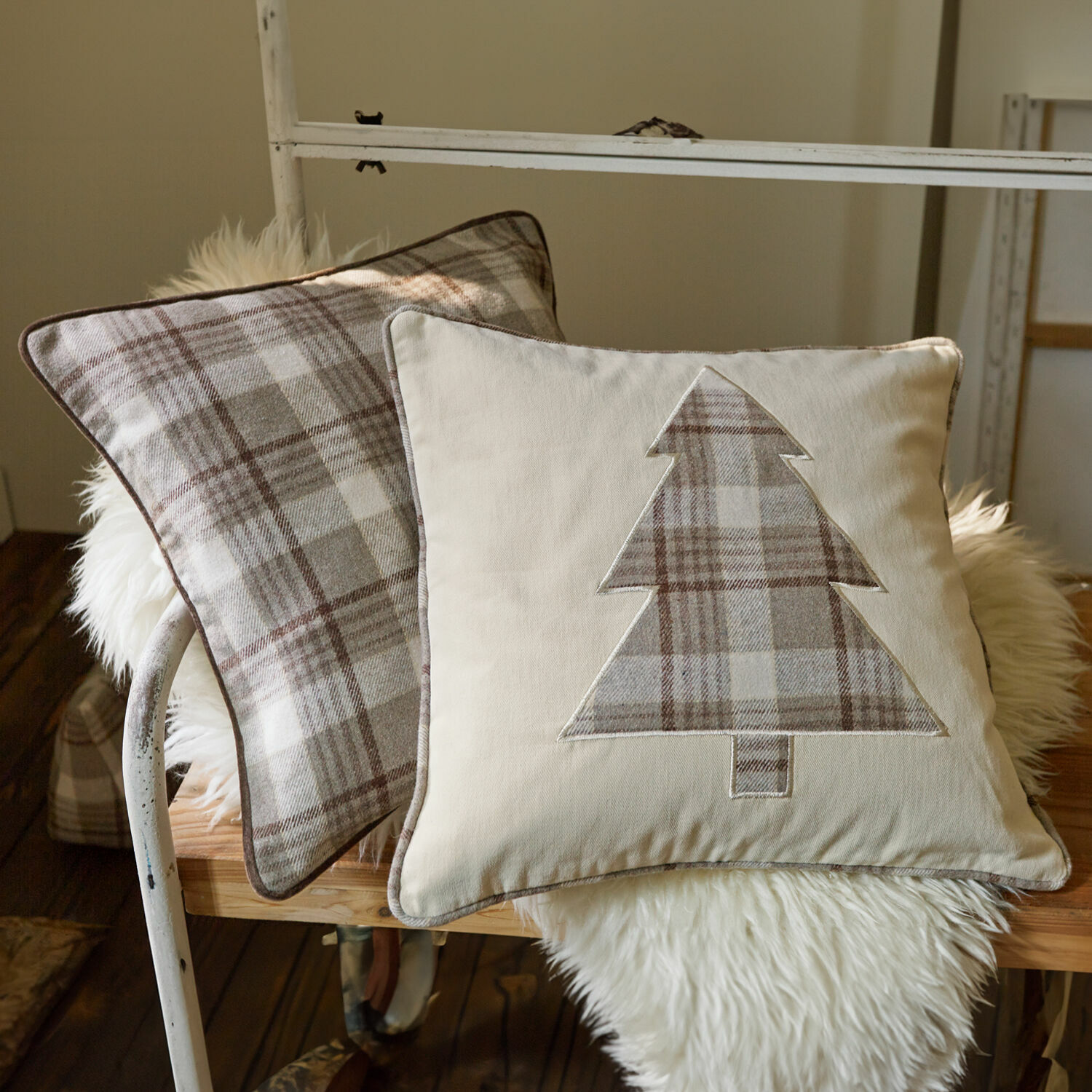 Set van twee decoratieve kussens van katoen en wol in beige-bruin ruitpatroon met kerstboom motief