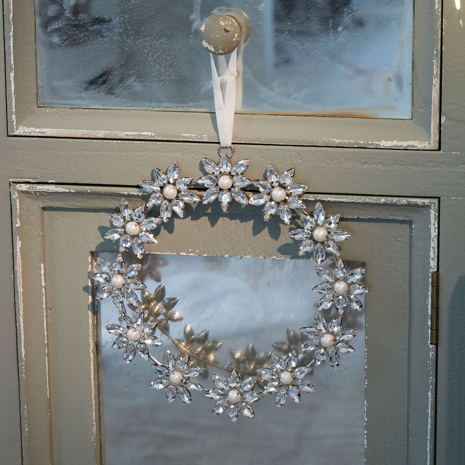 Krans Torvynn Decoratieve krans van kristal en parels aan grijze deur, feestelijke woondecoratie
