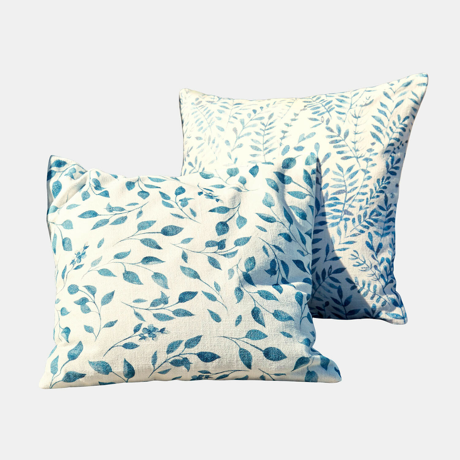 Kussenhoes set van 2 Ocevara Twee decoratieve katoenen kussens in crème met blauw bladmotief, stijlvolle woontextiel