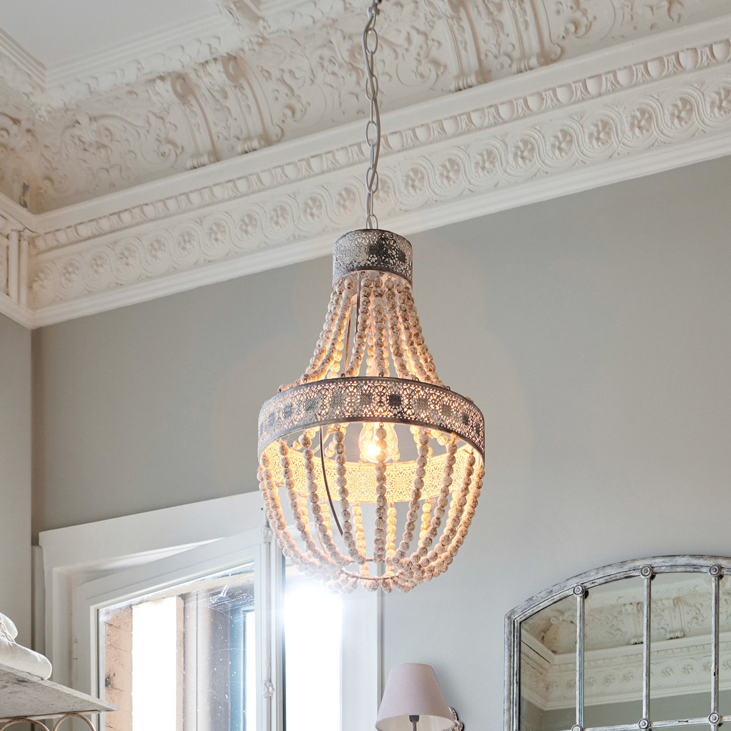 Hanglamp Valcourt Hanglamp van witte houten kralen en metaal in vintage stijl voor een lichte woonkamer